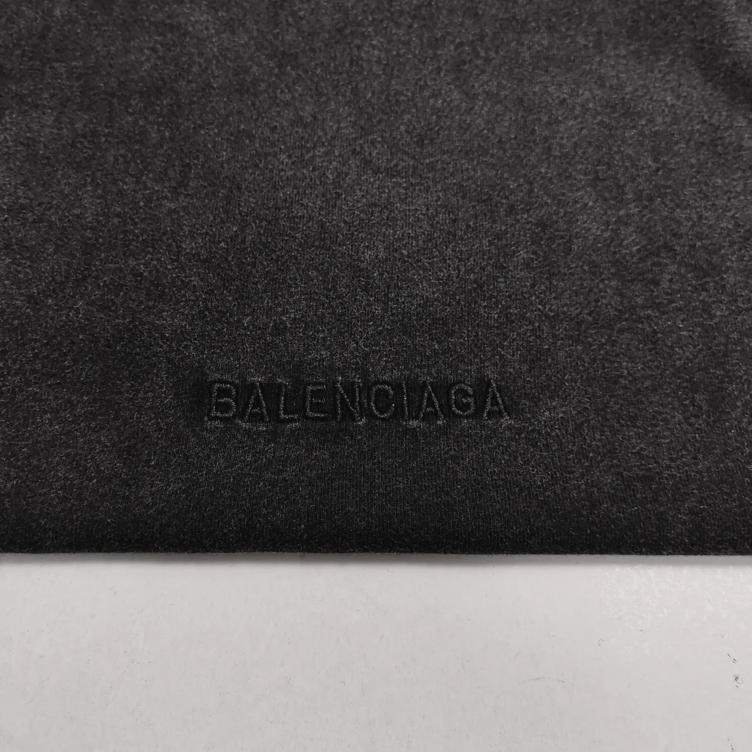 BALENCIAGA2022 new style Balenciaga back large embroidered LOGO washed and distressed basic loose cotton short sleeves for men and women couples custom-woven and dyed 280g vulcanized black fabric. The weight of the fabric after washing is up to 300+g. Imported Tajima embroidery. The letters are clear, and the embroidery uses 3D cherry blossom thread. The sand-frying process of ready-made garments makes the fabric slightly white and the whole body is broken. It is so trendy, contemporary and versatile!  Size: XS-L Color: Washed Black P:250