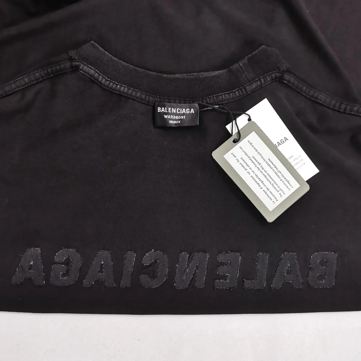 BALENCIAGA2022 new style Balenciaga back large embroidered LOGO washed and distressed basic loose cotton short sleeves for men and women couples custom-woven and dyed 280g vulcanized black fabric. The weight of the fabric after washing is up to 300+g. Imported Tajima embroidery. The letters are clear, and the embroidery uses 3D cherry blossom thread. The sand-frying process of ready-made garments makes the fabric slightly white and the whole body is broken. It is so trendy, contemporary and versatile!  Size: XS-L Color: Washed Black P:250