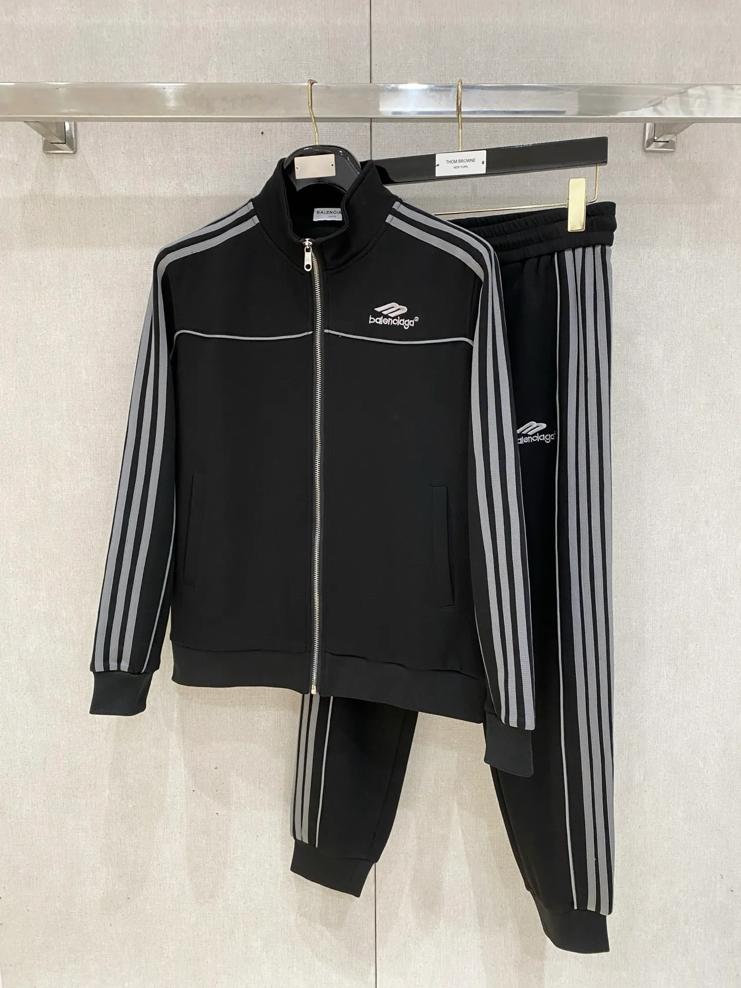 🅿️720 Balenciaga's hot-selling suit is coming. Focus on the original version of the official website. 2025 new hot-selling cardigan suit. The original order is the best 🇭🇰. It is carefully crafted with top-level design. It has a fitting and perfect upper body effect. All-natural high-quality Tencel Roman cotton 100%, close-fitting comfort, noble and elegant! Original hardware embodies elegance and nobility! Counter size: M-3XL (maximum wear up to 190 pounds)