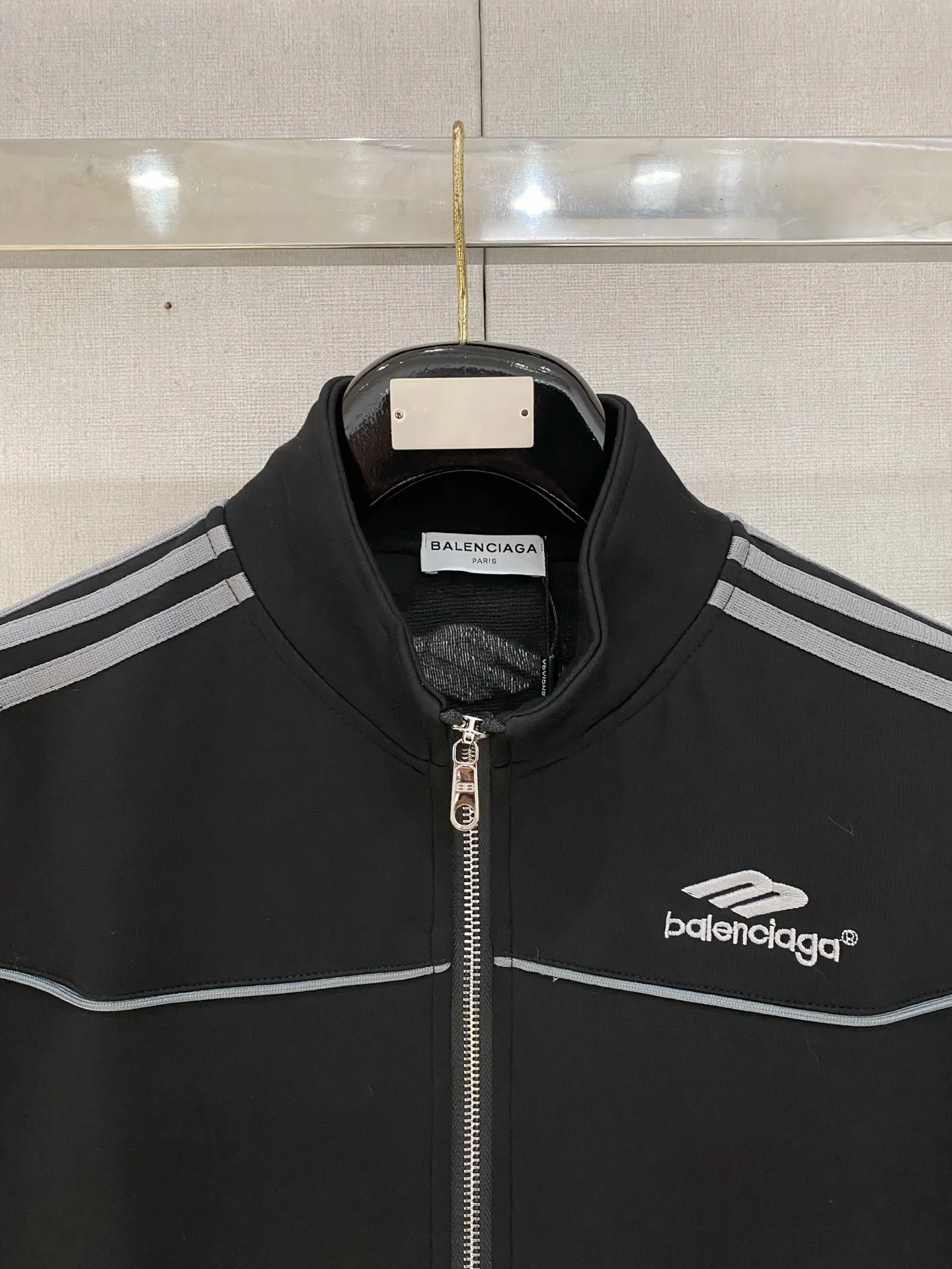 🅿️720 Balenciaga's hot-selling suit is coming. Focus on the original version of the official website. 2025 new hot-selling cardigan suit. The original order is the best 🇭🇰. It is carefully crafted with top-level design. It has a fitting and perfect upper body effect. All-natural high-quality Tencel Roman cotton 100%, close-fitting comfort, noble and elegant! Original hardware embodies elegance and nobility! Counter size: M-3XL (maximum wear up to 190 pounds)