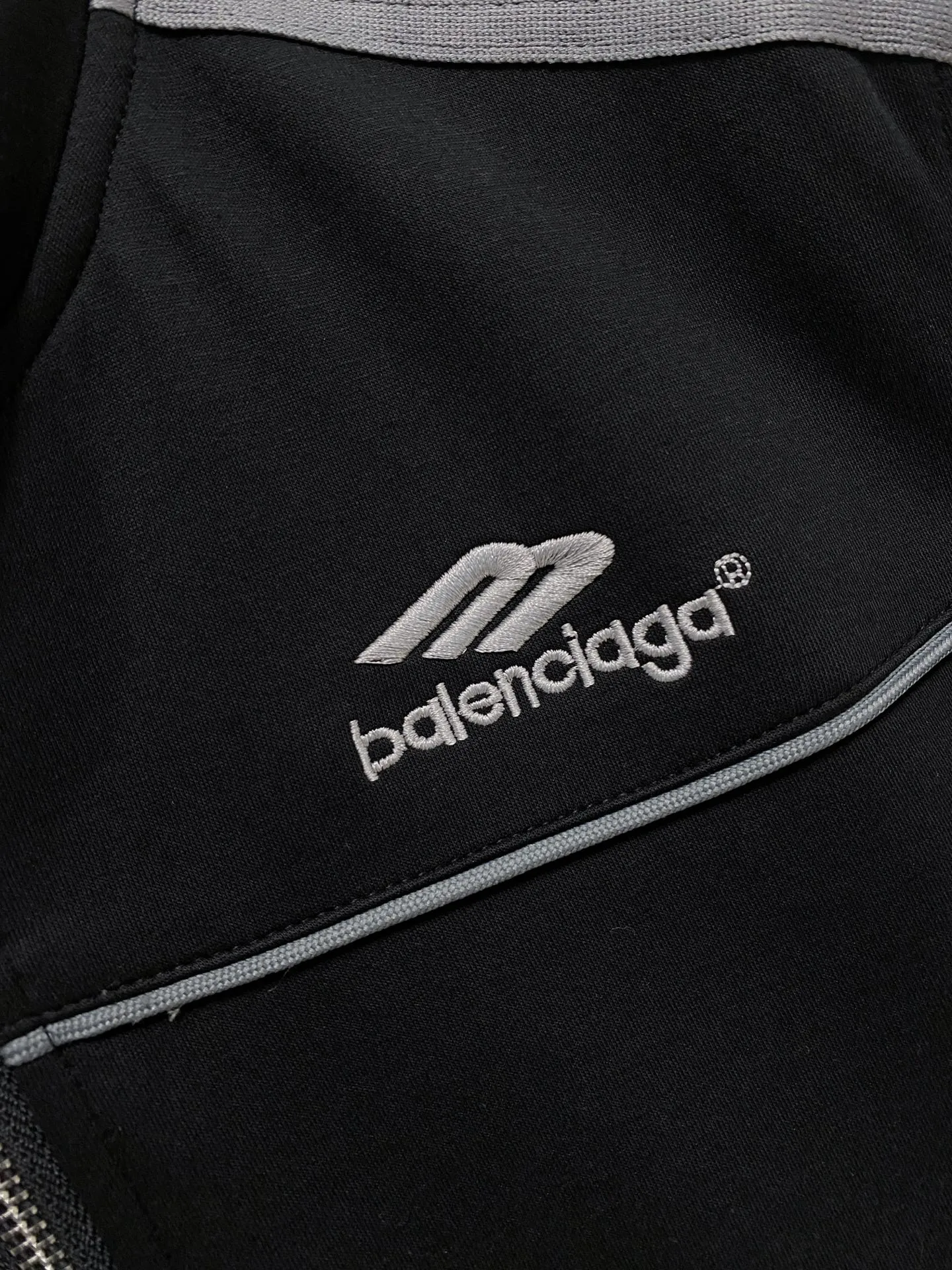 🅿️720 Balenciaga's hot-selling suit is coming. Focus on the original version of the official website. 2025 new hot-selling cardigan suit. The original order is the best 🇭🇰. It is carefully crafted with top-level design. It has a fitting and perfect upper body effect. All-natural high-quality Tencel Roman cotton 100%, close-fitting comfort, noble and elegant! Original hardware embodies elegance and nobility! Counter size: M-3XL (maximum wear up to 190 pounds)
