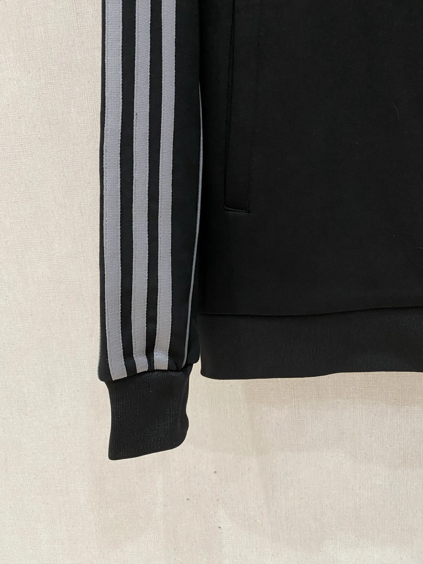 🅿️720 Balenciaga's hot-selling suit is coming. Focus on the original version of the official website. 2025 new hot-selling cardigan suit. The original order is the best 🇭🇰. It is carefully crafted with top-level design. It has a fitting and perfect upper body effect. All-natural high-quality Tencel Roman cotton 100%, close-fitting comfort, noble and elegant! Original hardware embodies elegance and nobility! Counter size: M-3XL (maximum wear up to 190 pounds)