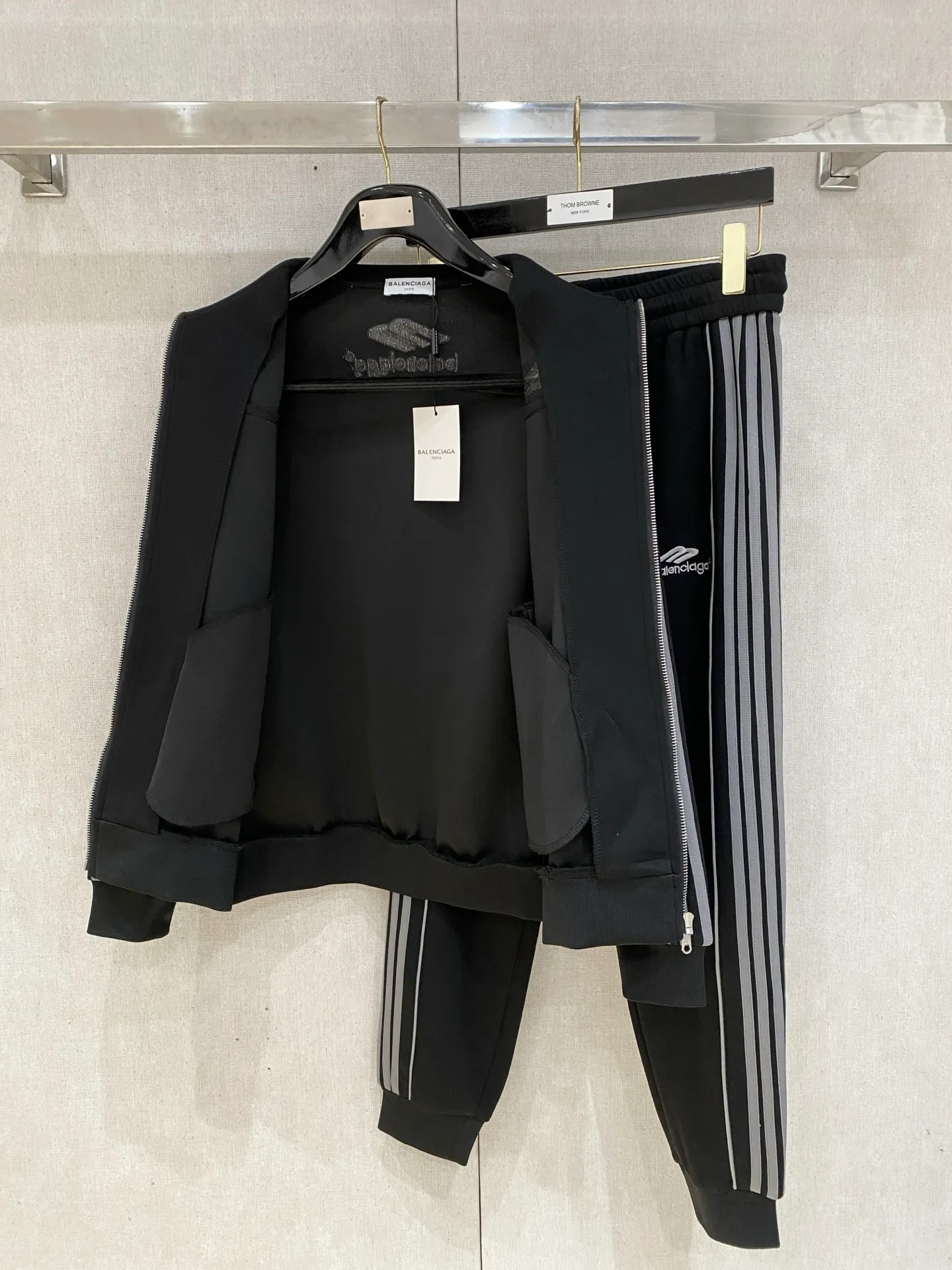 🅿️720 Balenciaga's hot-selling suit is coming. Focus on the original version of the official website. 2025 new hot-selling cardigan suit. The original order is the best 🇭🇰. It is carefully crafted with top-level design. It has a fitting and perfect upper body effect. All-natural high-quality Tencel Roman cotton 100%, close-fitting comfort, noble and elegant! Original hardware embodies elegance and nobility! Counter size: M-3XL (maximum wear up to 190 pounds)