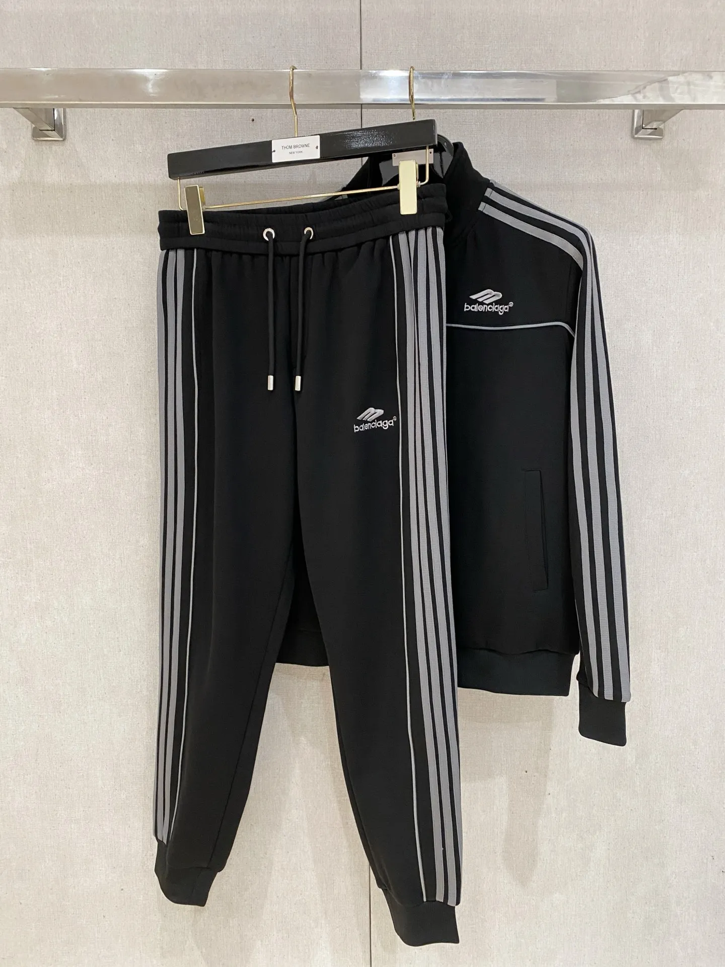🅿️720 Balenciaga's hot-selling suit is coming. Focus on the original version of the official website. 2025 new hot-selling cardigan suit. The original order is the best 🇭🇰. It is carefully crafted with top-level design. It has a fitting and perfect upper body effect. All-natural high-quality Tencel Roman cotton 100%, close-fitting comfort, noble and elegant! Original hardware embodies elegance and nobility! Counter size: M-3XL (maximum wear up to 190 pounds)