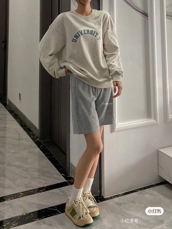 ♻️💯Upper body reference model picture❤️Balenciaga 21SS BLCG Balenciaga Wave Cola Shorts, a classic and versatile style is here! With these pants, they look perfect no matter what outfit you wear! Get it now! Customized special fabrics, ready-to-wear washable, soft and comfortable to the touch.  360 grams of dust-free sweatshirt fabric, washed and cut. Imported environmentally friendly water glue is added to the garment and washed twice to ensure consistent printing. Customized wash mark. This year's sincere shorts LOGO adopts Japanese Tajima embroidery technology, and the printing is full and meticulous. Color: Black/Grey/White/Blue Size: XS-L P:300