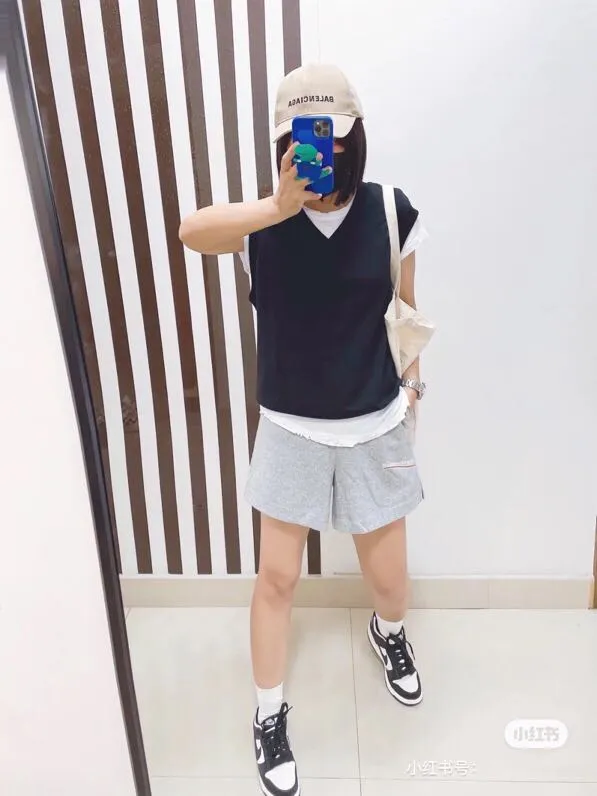 ♻️💯Upper body reference model picture❤️Balenciaga 21SS BLCG Balenciaga Wave Cola Shorts, a classic and versatile style is here! With these pants, they look perfect no matter what outfit you wear! Get it now! Customized special fabrics, ready-to-wear washable, soft and comfortable to the touch.  360 grams of dust-free sweatshirt fabric, washed and cut. Imported environmentally friendly water glue is added to the garment and washed twice to ensure consistent printing. Customized wash mark. This year's sincere shorts LOGO adopts Japanese Tajima embroidery technology, and the printing is full and meticulous. Color: Black/Grey/White/Blue Size: XS-L P:300