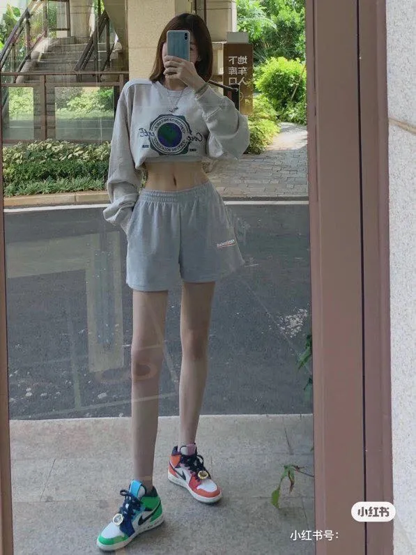 ♻️💯Upper body reference model picture❤️Balenciaga 21SS BLCG Balenciaga Wave Cola Shorts, a classic and versatile style is here! With these pants, they look perfect no matter what outfit you wear! Get it now! Customized special fabrics, ready-to-wear washable, soft and comfortable to the touch.  360 grams of dust-free sweatshirt fabric, washed and cut. Imported environmentally friendly water glue is added to the garment and washed twice to ensure consistent printing. Customized wash mark. This year's sincere shorts LOGO adopts Japanese Tajima embroidery technology, and the printing is full and meticulous. Color: Black/Grey/White/Blue Size: XS-L P:300