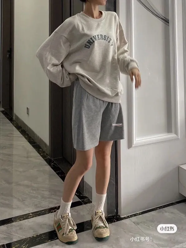 ♻️💯Upper body reference model picture❤️Balenciaga 21SS BLCG Balenciaga Wave Cola Shorts, a classic and versatile style is here! With these pants, they look perfect no matter what outfit you wear! Get it now! Customized special fabrics, ready-to-wear washable, soft and comfortable to the touch.  360 grams of dust-free sweatshirt fabric, washed and cut. Imported environmentally friendly water glue is added to the garment and washed twice to ensure consistent printing. Customized wash mark. This year's sincere shorts LOGO adopts Japanese Tajima embroidery technology, and the printing is full and meticulous. Color: Black/Grey/White/Blue Size: XS-L P:300