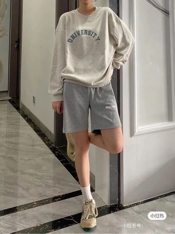 ♻️💯Upper body reference model picture❤️Balenciaga 21SS BLCG Balenciaga Wave Cola Shorts, a classic and versatile style is here! With these pants, they look perfect no matter what outfit you wear! Get it now! Customized special fabrics, ready-to-wear washable, soft and comfortable to the touch.  360 grams of dust-free sweatshirt fabric, washed and cut. Imported environmentally friendly water glue is added to the garment and washed twice to ensure consistent printing. Customized wash mark. This year's sincere shorts LOGO adopts Japanese Tajima embroidery technology, and the printing is full and meticulous. Color: Black/Grey/White/Blue Size: XS-L P:300