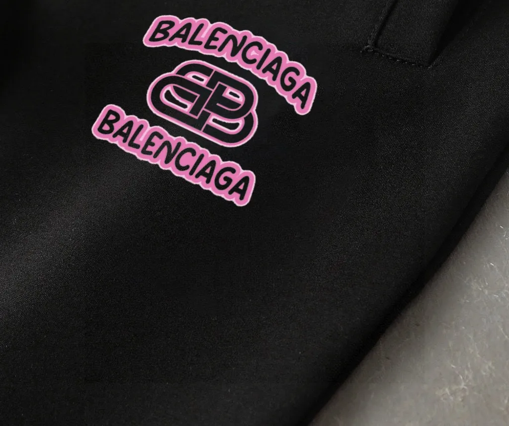 🅿️460 brand [BALENCIAGA] (velvet and thickened) 2025 autumn and winter new products, celebrities’ favorite fashion-flavored casual suits, clean and neat tailoring, full of urban style. Made of high-quality customized fabrics, the lining has excellent thermal insulation effect, feels soft and dry, and the upper body effect is crisp and stylish. The three-dimensional cutting process and the pattern are all of high standards, and the silhouette version has the right benefits! It is not tight at all, and you feel good when you put it on. So many top-quality raw materials create high-end products with unparalleled value. It is the first choice for high-end fashion people. (Size: M-4XL can wear up to 200 pounds)