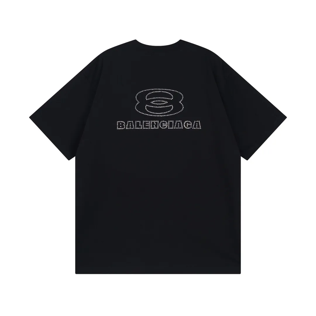 🅿️174 Detailed picture [Top version. Official website quality] BALENCI*GA/Paris BALENCI*GA# New style, classic LOGO hot-drilled short-sleeved T-shirt on the front and back. Brick cabinet synchronization. The fabric is made of Paris ZP custom-woven and dyed 100% cotton double yarn compact cotton. The weight is 260 grams. The cloth surface is clean. The cloth pattern is clear. Soft and comfortable. The color fastness is good. It is not easy to change color. The threads are woven and dyed with no color difference. The back hot drill uses imported drill, which has good gloss and is not easy to fall off. Jubie market makes goods based on pictures. Comparisons welcome. Restore the brick cabinet. The version adopts the OS loose shoulder version. Same style for men and women. Code: BL223355 Color: Black. White Size: XS to L