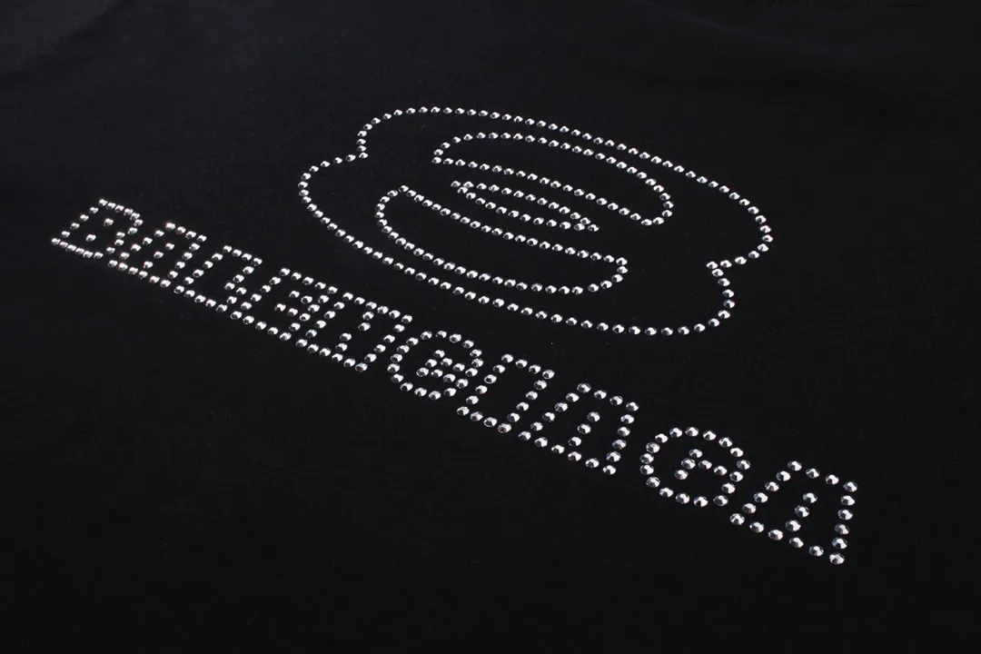 🅿️174 Detailed picture [Top version. Official website quality] BALENCI*GA/Paris BALENCI*GA# New style, classic LOGO hot-drilled short-sleeved T-shirt on the front and back. Brick cabinet synchronization. The fabric is made of Paris ZP custom-woven and dyed 100% cotton double yarn compact cotton. The weight is 260 grams. The cloth surface is clean. The cloth pattern is clear. Soft and comfortable. The color fastness is good. It is not easy to change color. The threads are woven and dyed with no color difference. The back hot drill uses imported drill, which has good gloss and is not easy to fall off. Jubie market makes goods based on pictures. Comparisons welcome. Restore the brick cabinet. The version adopts the OS loose shoulder version. Same style for men and women. Code: BL223355 Color: Black. White Size: XS to L