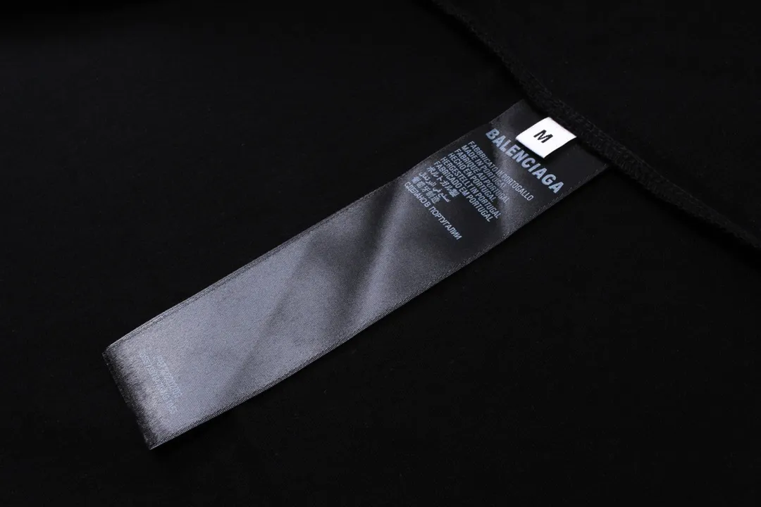 🅿️174 Detailed picture [Top version. Official website quality] BALENCI*GA/Paris BALENCI*GA# New style, classic LOGO hot-drilled short-sleeved T-shirt on the front and back. Brick cabinet synchronization. The fabric is made of Paris ZP custom-woven and dyed 100% cotton double yarn compact cotton. The weight is 260 grams. The cloth surface is clean. The cloth pattern is clear. Soft and comfortable. The color fastness is good. It is not easy to change color. The threads are woven and dyed with no color difference. The back hot drill uses imported drill, which has good gloss and is not easy to fall off. Jubie market makes goods based on pictures. Comparisons welcome. Restore the brick cabinet. The version adopts the OS loose shoulder version. Same style for men and women. Code: BL223355 Color: Black. White Size: XS to L