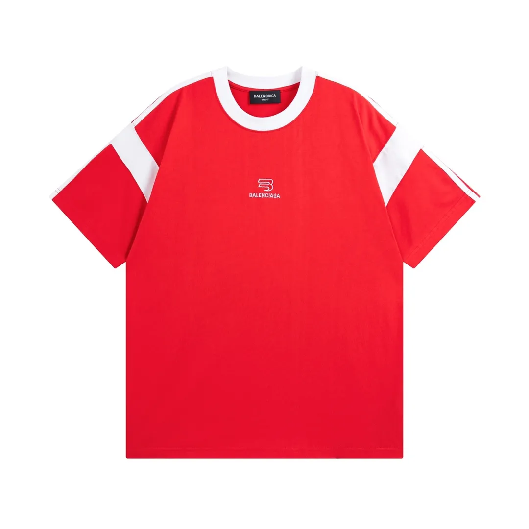 🅿️196 Detailed picture [Top version. Official website quality] BALENCI*GA/Paris #Classic LOGO Chest Embroidered Splicing Short-sleeved T-shirt# The fabric is made of Paris ZP custom-woven and dyed cotton double yarn. Weighing 260 grams, the cloth surface is clean. The cloth pattern is clear, soft and comfortable. The threads are dyed with no color difference. The classic pattern embroidery uses imported Tajima embroidery machines, and the letters are three-dimensional and neat. The half-sleeves are multi-piece spliced, double-needle pressed, and hemmed on the shoulders. The process is complex. Different market currencies, welcome to compare. The version adopts OS loose shoulder design. Same style for men and women. Code: BL223021 Color: Black. Red Size: XS to L