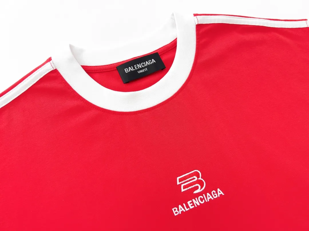 🅿️196 Detailed picture [Top version. Official website quality] BALENCI*GA/Paris #Classic LOGO Chest Embroidered Splicing Short-sleeved T-shirt# The fabric is made of Paris ZP custom-woven and dyed cotton double yarn. Weighing 260 grams, the cloth surface is clean. The cloth pattern is clear, soft and comfortable. The threads are dyed with no color difference. The classic pattern embroidery uses imported Tajima embroidery machines, and the letters are three-dimensional and neat. The half-sleeves are multi-piece spliced, double-needle pressed, and hemmed on the shoulders. The process is complex. Different market currencies, welcome to compare. The version adopts OS loose shoulder design. Same style for men and women. Code: BL223021 Color: Black. Red Size: XS to L
