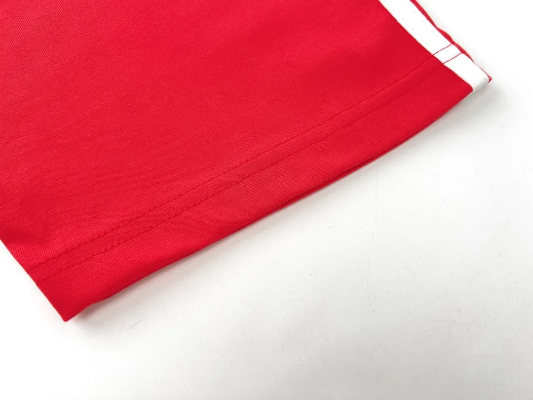 🅿️196 Detailed picture [Top version. Official website quality] BALENCI*GA/Paris #Classic LOGO Chest Embroidered Splicing Short-sleeved T-shirt# The fabric is made of Paris ZP custom-woven and dyed cotton double yarn. Weighing 260 grams, the cloth surface is clean. The cloth pattern is clear, soft and comfortable. The threads are dyed with no color difference. The classic pattern embroidery uses imported Tajima embroidery machines, and the letters are three-dimensional and neat. The half-sleeves are multi-piece spliced, double-needle pressed, and hemmed on the shoulders. The process is complex. Different market currencies, welcome to compare. The version adopts OS loose shoulder design. Same style for men and women. Code: BL223021 Color: Black. Red Size: XS to L