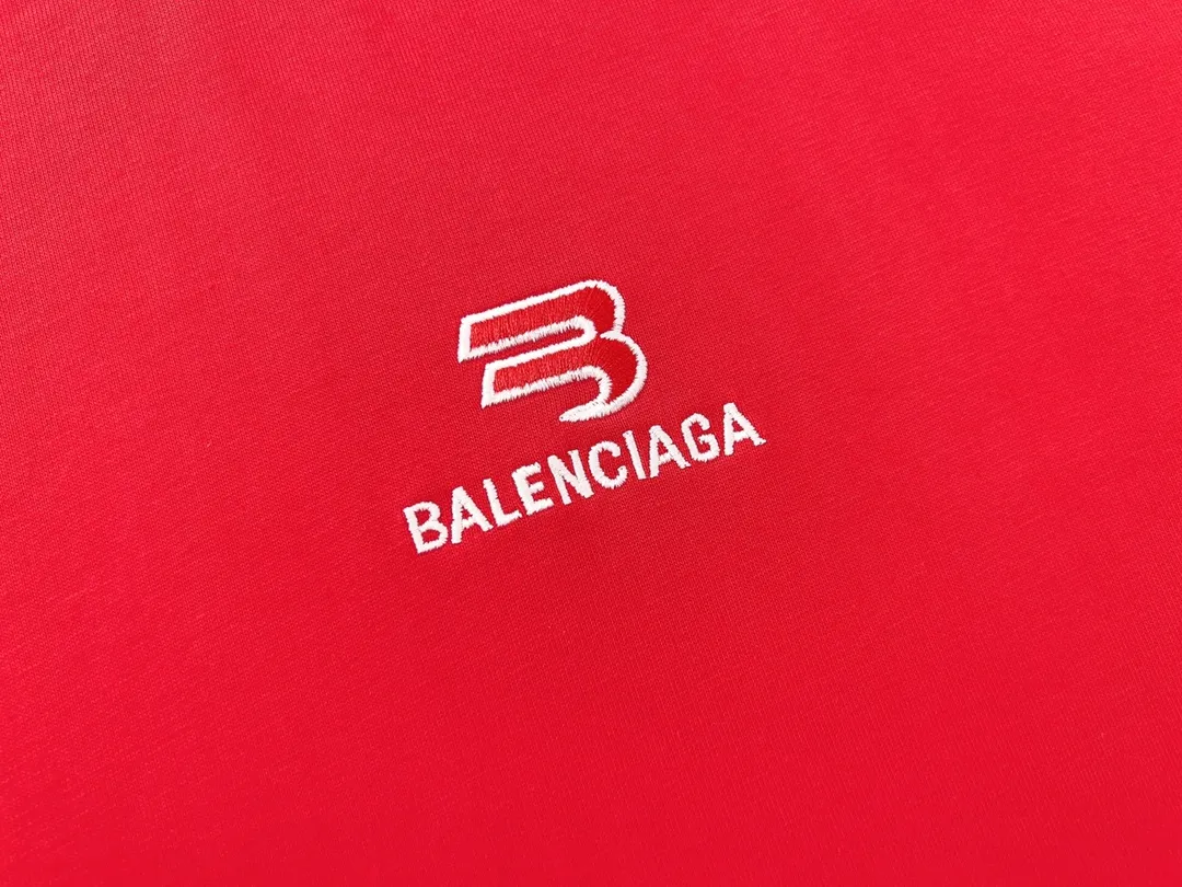 🅿️196 Detailed picture [Top version. Official website quality] BALENCI*GA/Paris #Classic LOGO Chest Embroidered Splicing Short-sleeved T-shirt# The fabric is made of Paris ZP custom-woven and dyed cotton double yarn. Weighing 260 grams, the cloth surface is clean. The cloth pattern is clear, soft and comfortable. The threads are dyed with no color difference. The classic pattern embroidery uses imported Tajima embroidery machines, and the letters are three-dimensional and neat. The half-sleeves are multi-piece spliced, double-needle pressed, and hemmed on the shoulders. The process is complex. Different market currencies, welcome to compare. The version adopts OS loose shoulder design. Same style for men and women. Code: BL223021 Color: Black. Red Size: XS to L