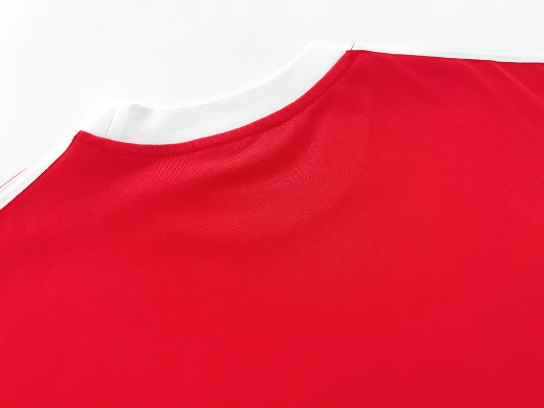 🅿️196 Detailed picture [Top version. Official website quality] BALENCI*GA/Paris #Classic LOGO Chest Embroidered Splicing Short-sleeved T-shirt# The fabric is made of Paris ZP custom-woven and dyed cotton double yarn. Weighing 260 grams, the cloth surface is clean. The cloth pattern is clear, soft and comfortable. The threads are dyed with no color difference. The classic pattern embroidery uses imported Tajima embroidery machines, and the letters are three-dimensional and neat. The half-sleeves are multi-piece spliced, double-needle pressed, and hemmed on the shoulders. The process is complex. Different market currencies, welcome to compare. The version adopts OS loose shoulder design. Same style for men and women. Code: BL223021 Color: Black. Red Size: XS to L