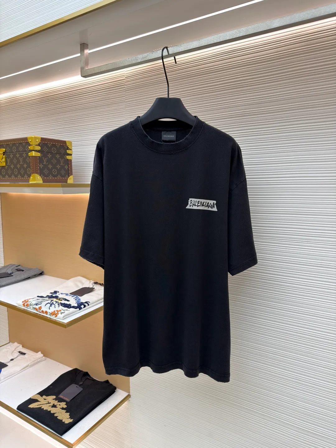 Balenciaga white background glue printed round neck short sleeves ●Original version: purchased and developed for 6500 ●Item number: 1681595-A15 ●Fabric: retro plain knitted fabric ●Technology: Glue printing production ●Color: black ●Version: fitted version ●Weight: about 255g ●Size: Thread, weight is 270g. The weight of the fabric ensures lightness and breathability. The 24-count yarn gives the fabric a delicate and smooth texture, and the plain knitted structure brings good skin-friendliness and moderate elasticity. The fabric has been washed in faded gray, which not only gives it a unique retro look and softens the color, but also achieves a pre-softening effect on the touch, eliminating the stiffness of new fabric and giving the garment a comfortable and soft old material feel when worn for the first time. Dark floral dot multi-layer overlay printing is an advanced printing technology that combines fine patterns and three-dimensional layers. Its core is to use high-mesh dot plate making to overprint transparent or light-colored printing paste on the fabric base multiple times with micron-level precision. Each overlay is accurately aligned to form a faint dark flower texture. The printing pattern does not rely on bright colors, but creates subtle light and shadow gradients and tactile layering on the surface of the fabric through the thickness difference of slurry accumulation and light refraction. The pattern shows subtle changes at different angles, combining visual depth and long-lasting washability. The overall wiring is straight and delicate, the fabric is comfortable and soft, and the color is consistent without color difference. It can be matched with the same style to create a fashionable look and control various occasions. Customized accessories, complete with three standards, same style for men and women!
