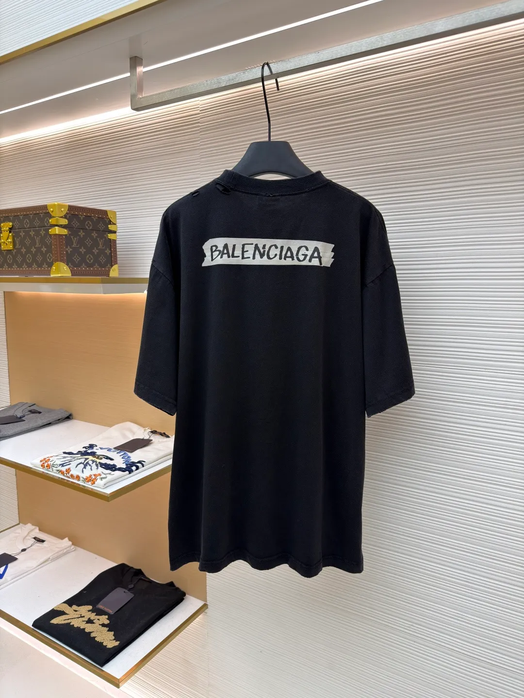 Balenciaga white background glue printed round neck short sleeves ●Original version: purchased and developed for 6500 ●Item number: 1681595-A15 ●Fabric: retro plain knitted fabric ●Technology: Glue printing production ●Color: black ●Version: fitted version ●Weight: about 255g ●Size: Thread, weight is 270g. The weight of the fabric ensures lightness and breathability. The 24-count yarn gives the fabric a delicate and smooth texture, and the plain knitted structure brings good skin-friendliness and moderate elasticity. The fabric has been washed in faded gray, which not only gives it a unique retro look and softens the color, but also achieves a pre-softening effect on the touch, eliminating the stiffness of new fabric and giving the garment a comfortable and soft old material feel when worn for the first time. Dark floral dot multi-layer overlay printing is an advanced printing technology that combines fine patterns and three-dimensional layers. Its core is to use high-mesh dot plate making to overprint transparent or light-colored printing paste on the fabric base multiple times with micron-level precision. Each overlay is accurately aligned to form a faint dark flower texture. The printing pattern does not rely on bright colors, but creates subtle light and shadow gradients and tactile layering on the surface of the fabric through the thickness difference of slurry accumulation and light refraction. The pattern shows subtle changes at different angles, combining visual depth and long-lasting washability. The overall wiring is straight and delicate, the fabric is comfortable and soft, and the color is consistent without color difference. It can be matched with the same style to create a fashionable look and control various occasions. Customized accessories, complete with three standards, same style for men and women!
