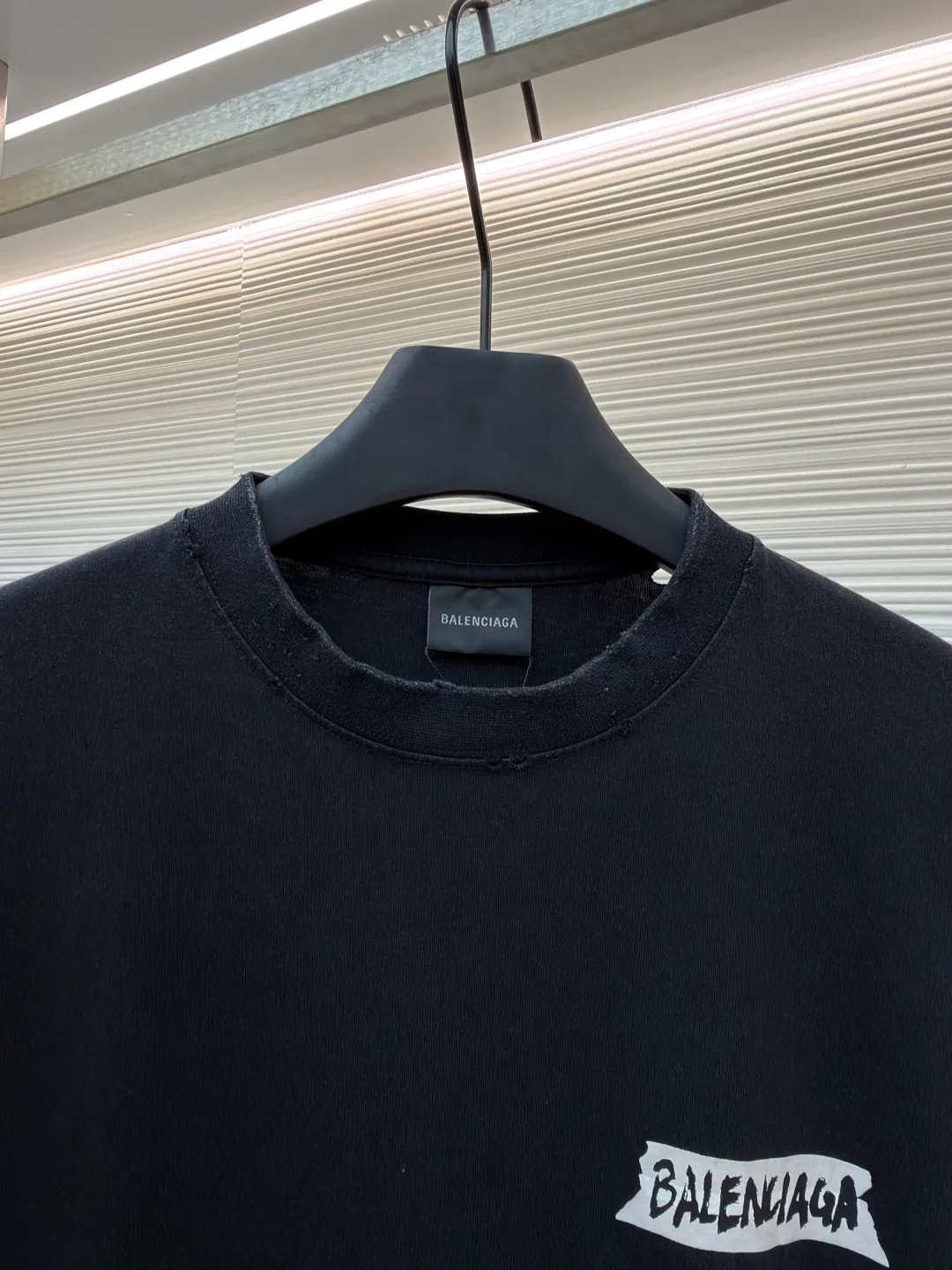 Balenciaga white background glue printed round neck short sleeves ●Original version: purchased and developed for 6500 ●Item number: 1681595-A15 ●Fabric: retro plain knitted fabric ●Technology: Glue printing production ●Color: black ●Version: fitted version ●Weight: about 255g ●Size: Thread, weight is 270g. The weight of the fabric ensures lightness and breathability. The 24-count yarn gives the fabric a delicate and smooth texture, and the plain knitted structure brings good skin-friendliness and moderate elasticity. The fabric has been washed in faded gray, which not only gives it a unique retro look and softens the color, but also achieves a pre-softening effect on the touch, eliminating the stiffness of new fabric and giving the garment a comfortable and soft old material feel when worn for the first time. Dark floral dot multi-layer overlay printing is an advanced printing technology that combines fine patterns and three-dimensional layers. Its core is to use high-mesh dot plate making to overprint transparent or light-colored printing paste on the fabric base multiple times with micron-level precision. Each overlay is accurately aligned to form a faint dark flower texture. The printing pattern does not rely on bright colors, but creates subtle light and shadow gradients and tactile layering on the surface of the fabric through the thickness difference of slurry accumulation and light refraction. The pattern shows subtle changes at different angles, combining visual depth and long-lasting washability. The overall wiring is straight and delicate, the fabric is comfortable and soft, and the color is consistent without color difference. It can be matched with the same style to create a fashionable look and control various occasions. Customized accessories, complete with three standards, same style for men and women!
