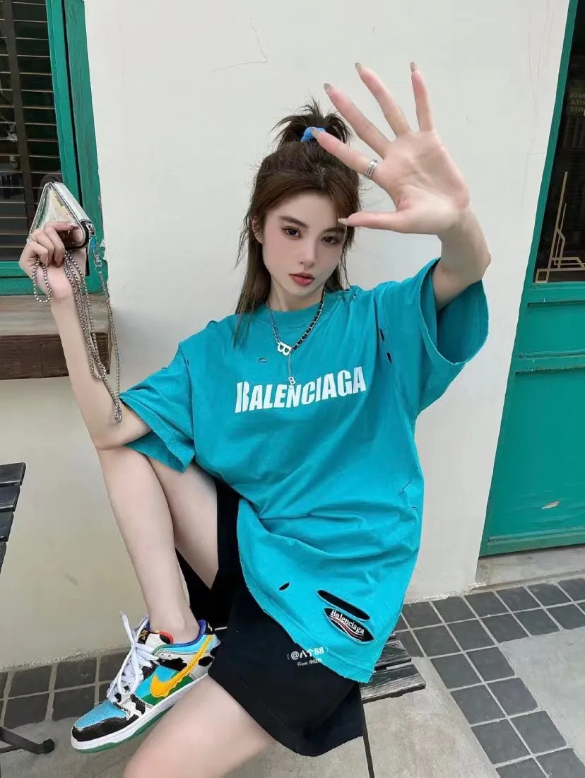 ♻️💯Reference model picture for the upper body❤The top tested version Balenciaga/BALENCIAGA chest crack print logo basic hole washed burst pattern male and female couple star same style pure cotton short-sleeved T-shirt custom-woven and dyed fabric, guaranteed to have no color difference with the genuine product, the collar thread is also dyed in the same vat. The holes on the neckline are manually rubbed, and the holes on the chest, front and back are all laser holes to ensure that the holes will not deform or wrinkle.  Made of 280g 24-count combed tightly siro-spun plain fabric, the front panel is printed with a glue-pulling effect, and imported transparent slurry is used to scrape the bottom to make the printing cracks feel even.  Color: Gray Red Blue Black White Size: XS-L P:260