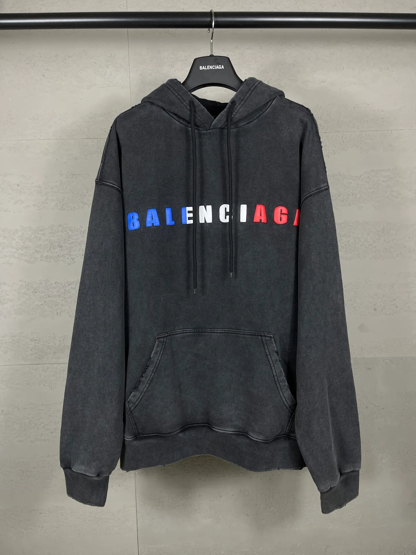 🅿️336 Detailed pictures [Top version. Official website quality] BALENCI*GA/Paris. 25ss latest model. Paris English color LOGO foam printed washed and worn hooded sweatshirt. The brick cabinet is synchronized. The fabric is made of Paris ZP custom-woven and dyed cotton sweatshirt, with a weight of 460 grams. The cloth surface is clean. The cloth pattern is clear, soft and comfortable, and the threads are dyed with no color difference. The classic pattern is foam printed using environmentally friendly imported materials, with clear letters and a strong three-dimensional feel. Restored brick cabinet. The garments were washed and aged, and polished by many hands. Produced by ultra-heavy craftsmanship, the market currency is very different, welcome to compare. The version adopts OS loose shoulder design. The same style for men and women. Code: BL259928 Color: Washed black, floral gray Size: XS S M L
