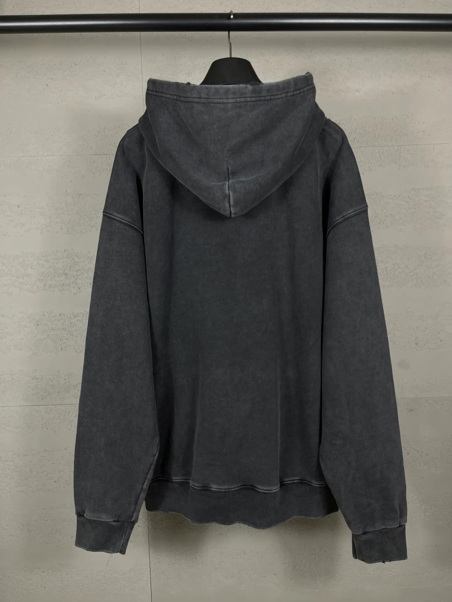 🅿️336 Detailed pictures [Top version. Official website quality] BALENCI*GA/Paris. 25ss latest model. Paris English color LOGO foam printed washed and worn hooded sweatshirt. The brick cabinet is synchronized. The fabric is made of Paris ZP custom-woven and dyed cotton sweatshirt, with a weight of 460 grams. The cloth surface is clean. The cloth pattern is clear, soft and comfortable, and the threads are dyed with no color difference. The classic pattern is foam printed using environmentally friendly imported materials, with clear letters and a strong three-dimensional feel. Restored brick cabinet. The garments were washed and aged, and polished by many hands. Produced by ultra-heavy craftsmanship, the market currency is very different, welcome to compare. The version adopts OS loose shoulder design. The same style for men and women. Code: BL259928 Color: Washed black, floral gray Size: XS S M L