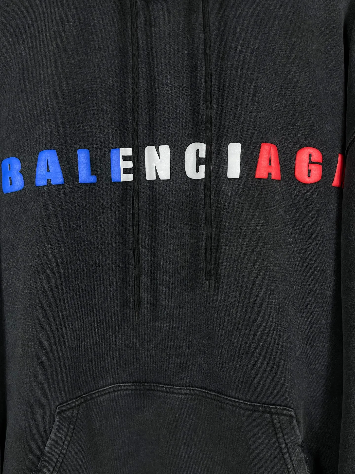 🅿️336 Detailed pictures [Top version. Official website quality] BALENCI*GA/Paris. 25ss latest model. Paris English color LOGO foam printed washed and worn hooded sweatshirt. The brick cabinet is synchronized. The fabric is made of Paris ZP custom-woven and dyed cotton sweatshirt, with a weight of 460 grams. The cloth surface is clean. The cloth pattern is clear, soft and comfortable, and the threads are dyed with no color difference. The classic pattern is foam printed using environmentally friendly imported materials, with clear letters and a strong three-dimensional feel. Restored brick cabinet. The garments were washed and aged, and polished by many hands. Produced by ultra-heavy craftsmanship, the market currency is very different, welcome to compare. The version adopts OS loose shoulder design. The same style for men and women. Code: BL259928 Color: Washed black, floral gray Size: XS S M L