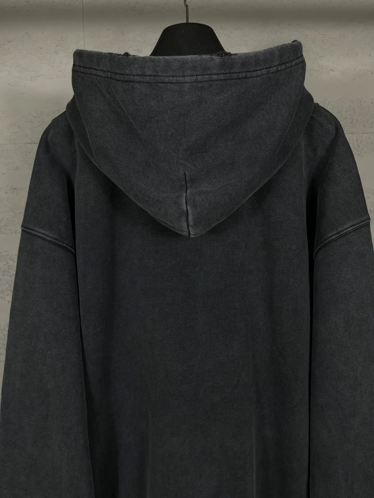 🅿️336 Detailed pictures [Top version. Official website quality] BALENCI*GA/Paris. 25ss latest model. Paris English color LOGO foam printed washed and worn hooded sweatshirt. The brick cabinet is synchronized. The fabric is made of Paris ZP custom-woven and dyed cotton sweatshirt, with a weight of 460 grams. The cloth surface is clean. The cloth pattern is clear, soft and comfortable, and the threads are dyed with no color difference. The classic pattern is foam printed using environmentally friendly imported materials, with clear letters and a strong three-dimensional feel. Restored brick cabinet. The garments were washed and aged, and polished by many hands. Produced by ultra-heavy craftsmanship, the market currency is very different, welcome to compare. The version adopts OS loose shoulder design. The same style for men and women. Code: BL259928 Color: Washed black, floral gray Size: XS S M L