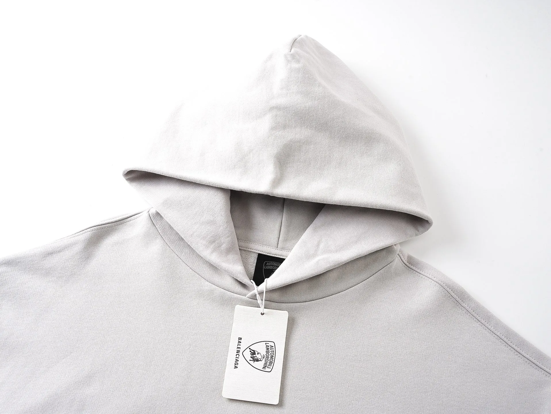 🅿️370 real photos [Top version. Official website quality] BALENCI*GA/Paris co-branded Lamborghini Lamborghini front and back left and right sleeve direct-injection printed hooded sweatshirt SS25 latest model. Research and development at the first time, different market currencies. Comparisons welcome. The fabric is made of Paris ZP custom-woven and dyed cotton sweatshirt. Weighing 460 grams, the cloth surface is clean. The cloth pattern is clear, soft and comfortable. The threads are dyed with no color difference. Printing adopts computer direct printing. The pattern letters are clear, three-dimensional and without burrs. Jubie market produces pictures based on pictures. Welcome to compare. The version adopts OS loose shoulder design. Same style for men and women. Code: BL259931 Color: white gray, Size: XS S M L