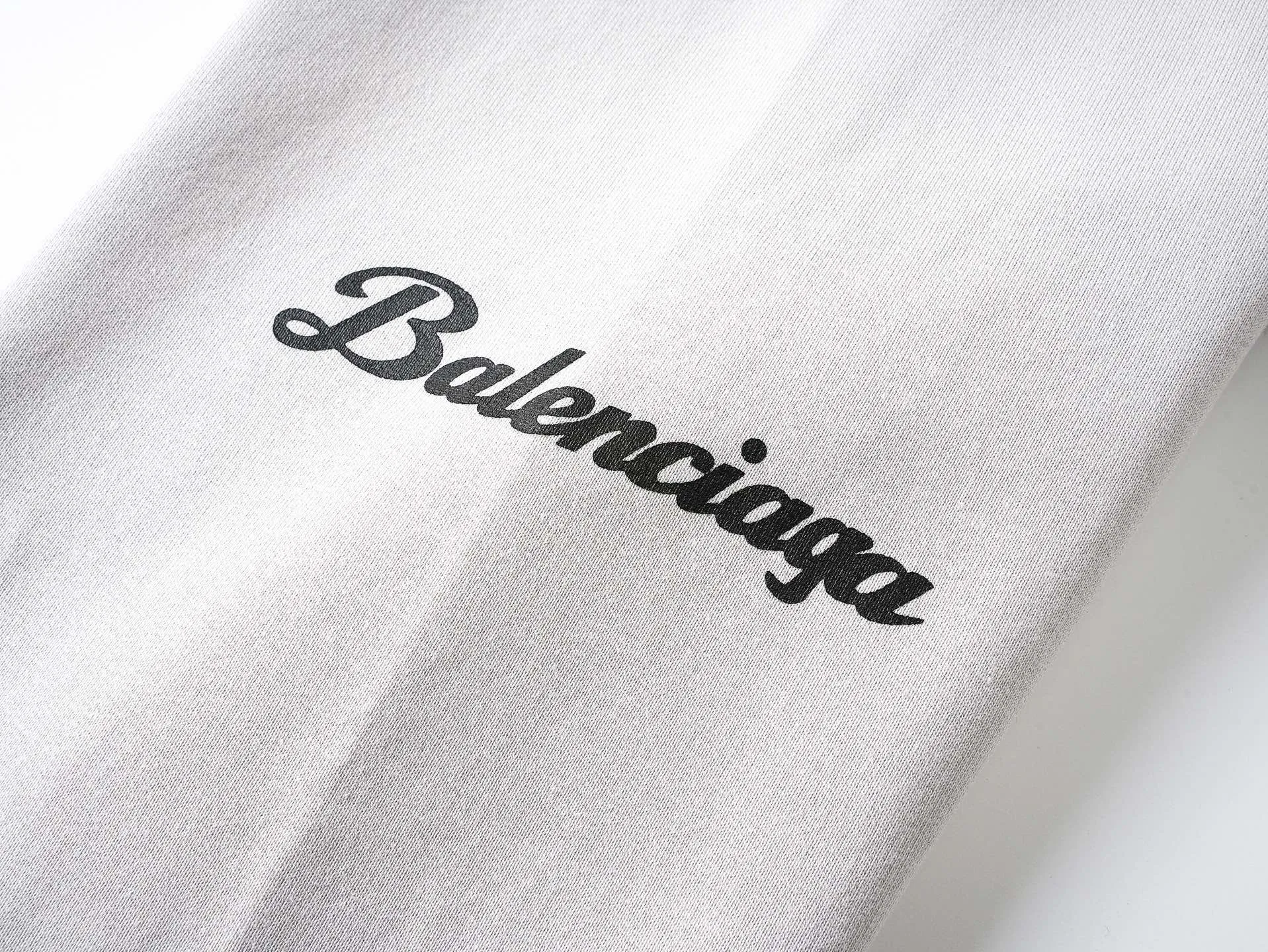 🅿️370 real photos [Top version. Official website quality] BALENCI*GA/Paris co-branded Lamborghini Lamborghini front and back left and right sleeve direct-injection printed hooded sweatshirt SS25 latest model. Research and development at the first time, different market currencies. Comparisons welcome. The fabric is made of Paris ZP custom-woven and dyed cotton sweatshirt. Weighing 460 grams, the cloth surface is clean. The cloth pattern is clear, soft and comfortable. The threads are dyed with no color difference. Printing adopts computer direct printing. The pattern letters are clear, three-dimensional and without burrs. Jubie market produces pictures based on pictures. Welcome to compare. The version adopts OS loose shoulder design. Same style for men and women. Code: BL259931 Color: white gray, Size: XS S M L