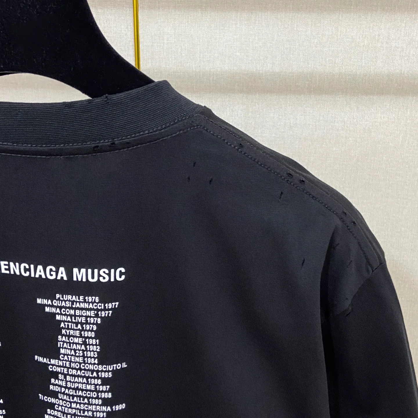 🅿️190 9178# Actual pictures Top version [[BALENCIA*GA] official website quality Paris' new joint musician Mini front and rear direct-printed short-sleeved T-shirt OS version Loose dropped shoulders Unisex fabric: 280 grams 100% cotton double yarn (three washing processes) Process: front and rear white ink direct spray Garment wash Frayed Distressed Styling Solid color Color: Black Size: XS S M L