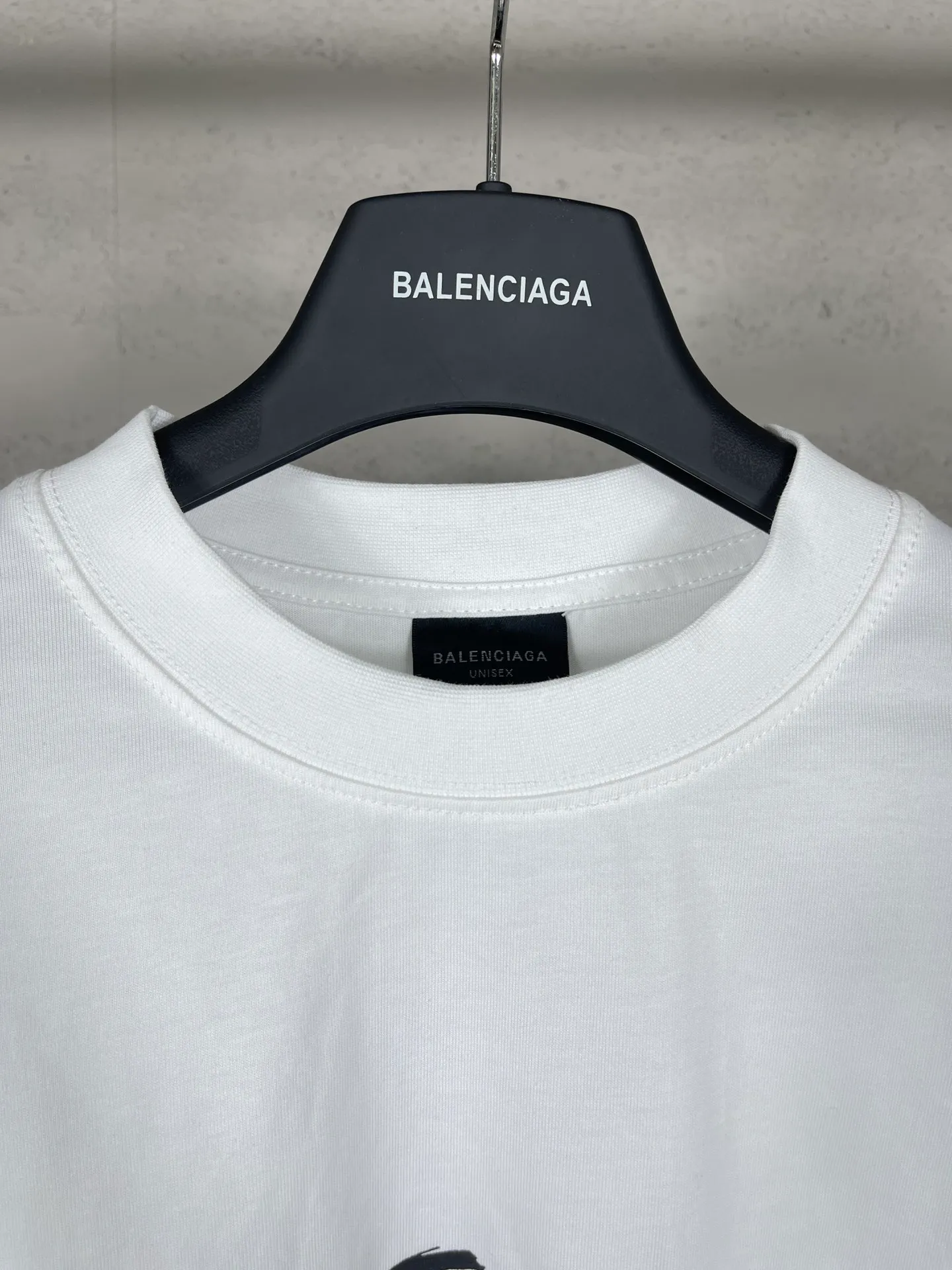 🅿️220 real photos [Top version. Official website quality] BALENCI*GA/Paris. SS24 new Balenciaga/Need for Speed: assembled cooperation series. Front and rear direct-injection printed long-sleeved T-shirts. Brick cabinet synchronization. Genuine product development at the first time, happy to print and compare! The fabric is made of Paris ZP custom-woven and dyed cotton double yarn. Weighing 260 grams, the cloth surface is clean. The cloth pattern is clear, soft and comfortable. The threads are dyed with no color difference. The printing is made of environmentally friendly imported materials with direct inkjet printing. The pattern letters are clear and the effect is three-dimensional. The version adopts OS loose shoulder style. Same style for men and women. Coding: BL225052 Color: black, white Size: XS S M L