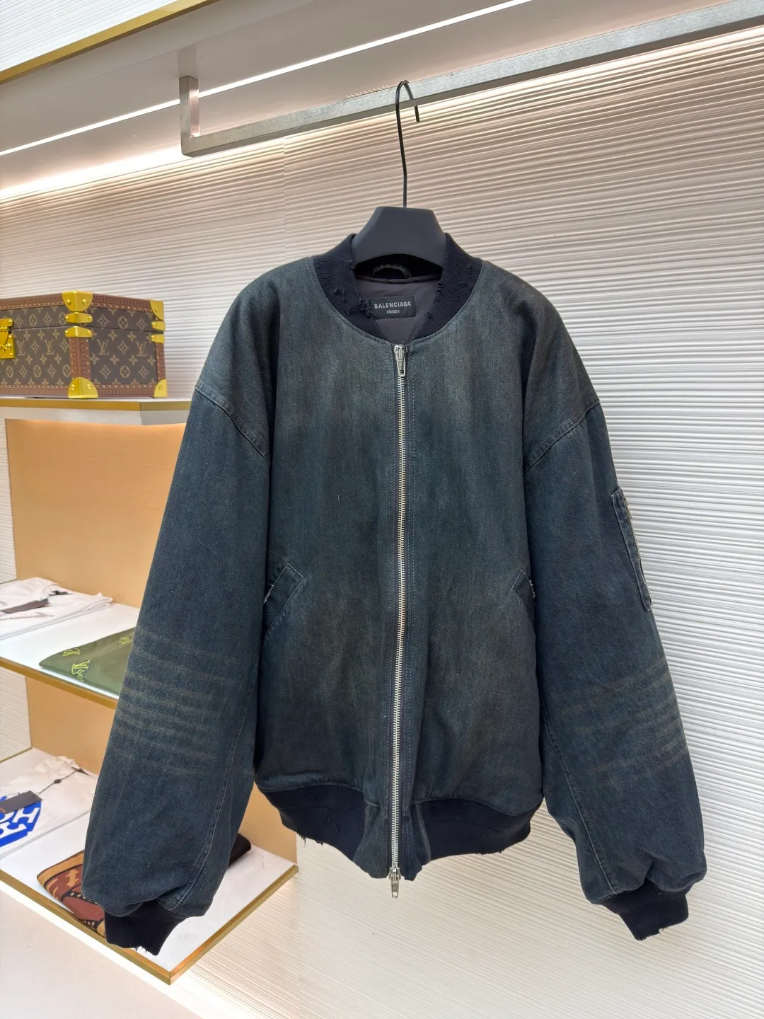 Balenciaga denim mud-dyed thin cotton clothing ●Original version: Purchased and developed by 13979 ●Item number: 1680838-D70 ●Fabric: denim fabric ●Technology: Mechanical down-filled production ●Version: Loose fit ●Weight: about 2075 grams ●Size: 1-2-3 ●Description: The main body fabric is made of 100% cotton denim fabric. This denim fabric itself is relatively thick. After multiple processes, the texture has become soft and comfortable. The denim fabric also has good wear resistance and durability! The dark green oxidized wash effect is created through the washing and fading process. The inner filling is the original Yizhi 3000D Xinjiang cotton and matched 1400D needle cotton. Because it is a unique combination of ingredients, it must be customized separately. It requires a minimum order quantity of nearly 100 rolls before it can be made in the factory. This batch cannot be used up at all, so the remaining quantity can only be calculated within the cost. The overall wiring is straight and delicate, the fabric is comfortable and soft, and the color is consistent without color difference. It can be matched with the same style to create a fashionable look and control various occasions. Customized accessories, complete with three standards, same style for men and women!