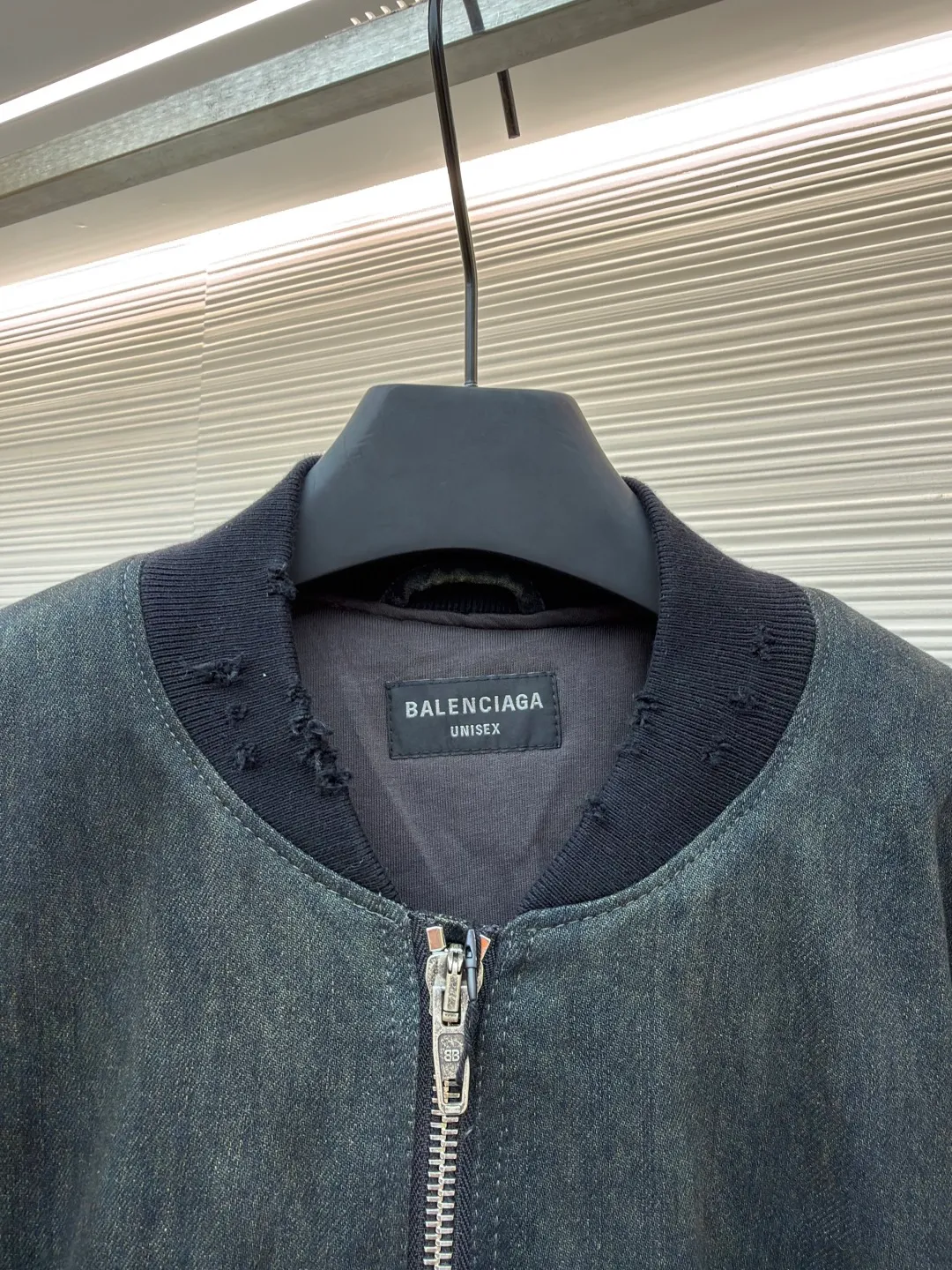 Balenciaga denim mud-dyed thin cotton clothing ●Original version: Purchased and developed by 13979 ●Item number: 1680838-D70 ●Fabric: denim fabric ●Technology: Mechanical down-filled production ●Version: Loose fit ●Weight: about 2075 grams ●Size: 1-2-3 ●Description: The main body fabric is made of 100% cotton denim fabric. This denim fabric itself is relatively thick. After multiple processes, the texture has become soft and comfortable. The denim fabric also has good wear resistance and durability! The dark green oxidized wash effect is created through the washing and fading process. The inner filling is the original Yizhi 3000D Xinjiang cotton and matched 1400D needle cotton. Because it is a unique combination of ingredients, it must be customized separately. It requires a minimum order quantity of nearly 100 rolls before it can be made in the factory. This batch cannot be used up at all, so the remaining quantity can only be calculated within the cost. The overall wiring is straight and delicate, the fabric is comfortable and soft, and the color is consistent without color difference. It can be matched with the same style to create a fashionable look and control various occasions. Customized accessories, complete with three standards, same style for men and women!