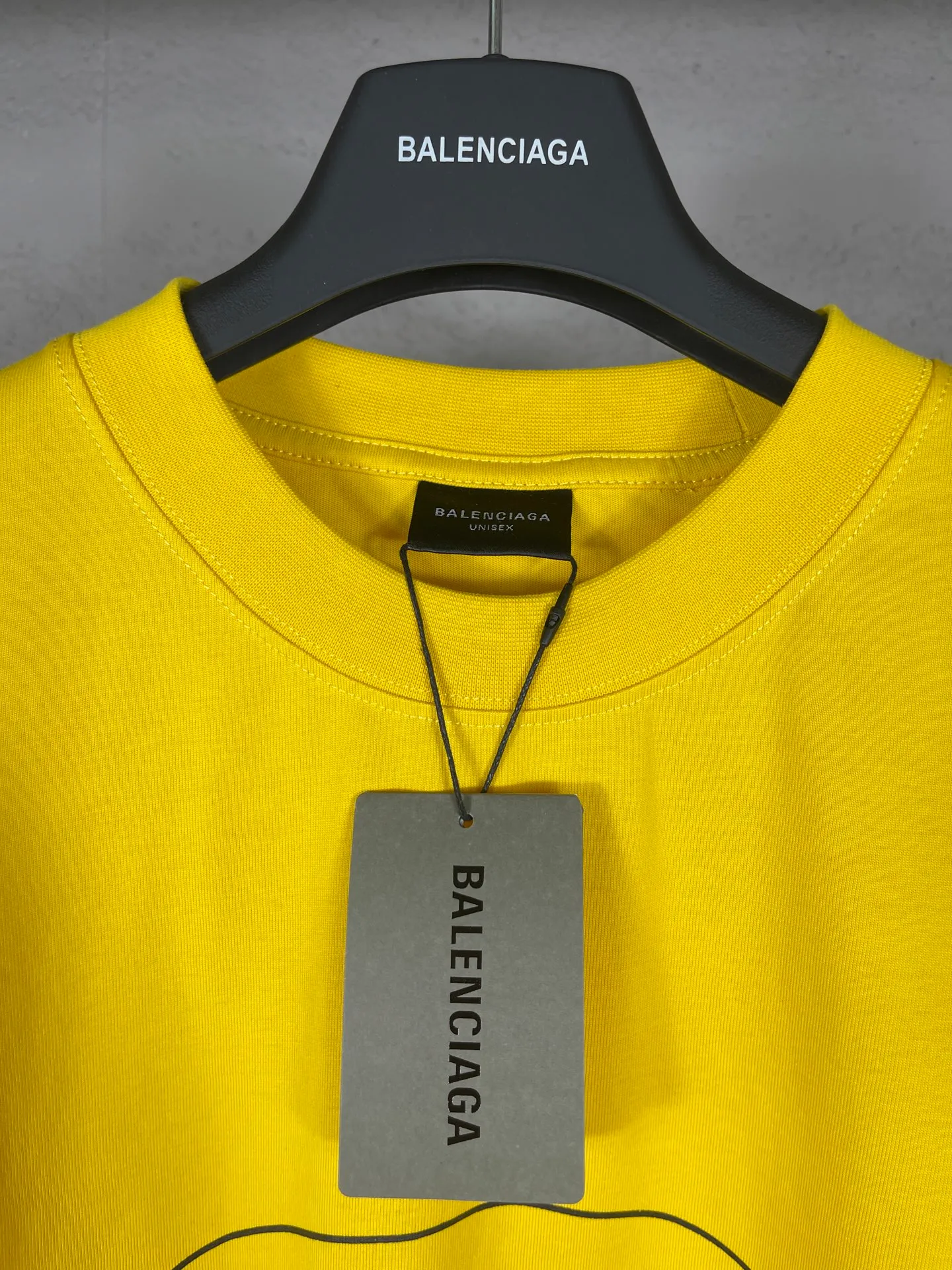 🅿️170 photos [Top version. Official website quality] BALENCI*GA/Paris. SS25 latest model, Paris co-branded Scholl printed short-sleeved T-shirt. Brick cabinet synchronization. Genuine product developed at the first time, welcome to compare! The fabric is made of Paris ZP custom-woven and dyed cotton double yarn. Weighing 260 grams, the cloth surface is clean. The cloth pattern is clear, soft and comfortable. The threads are dyed with no color difference. The printing uses environmentally friendly imported rubber paddles. The letters are clear and the effect is three-dimensional. The version adopts OS loose shoulder design. Same style for men and women. Code: BL253688 Color: black, yellow Size: XS S M L