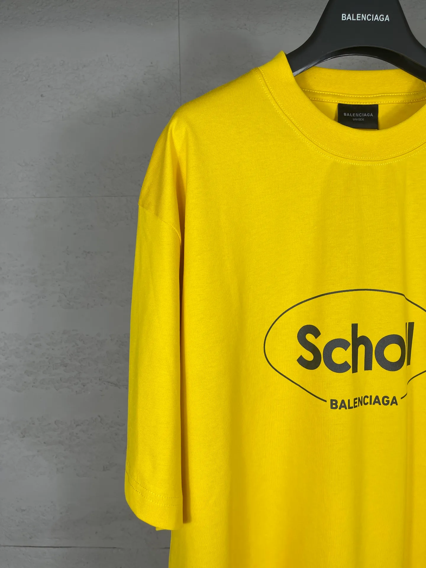 🅿️170 photos [Top version. Official website quality] BALENCI*GA/Paris. SS25 latest model, Paris co-branded Scholl printed short-sleeved T-shirt. Brick cabinet synchronization. Genuine product developed at the first time, welcome to compare! The fabric is made of Paris ZP custom-woven and dyed cotton double yarn. Weighing 260 grams, the cloth surface is clean. The cloth pattern is clear, soft and comfortable. The threads are dyed with no color difference. The printing uses environmentally friendly imported rubber paddles. The letters are clear and the effect is three-dimensional. The version adopts OS loose shoulder design. Same style for men and women. Code: BL253688 Color: black, yellow Size: XS S M L