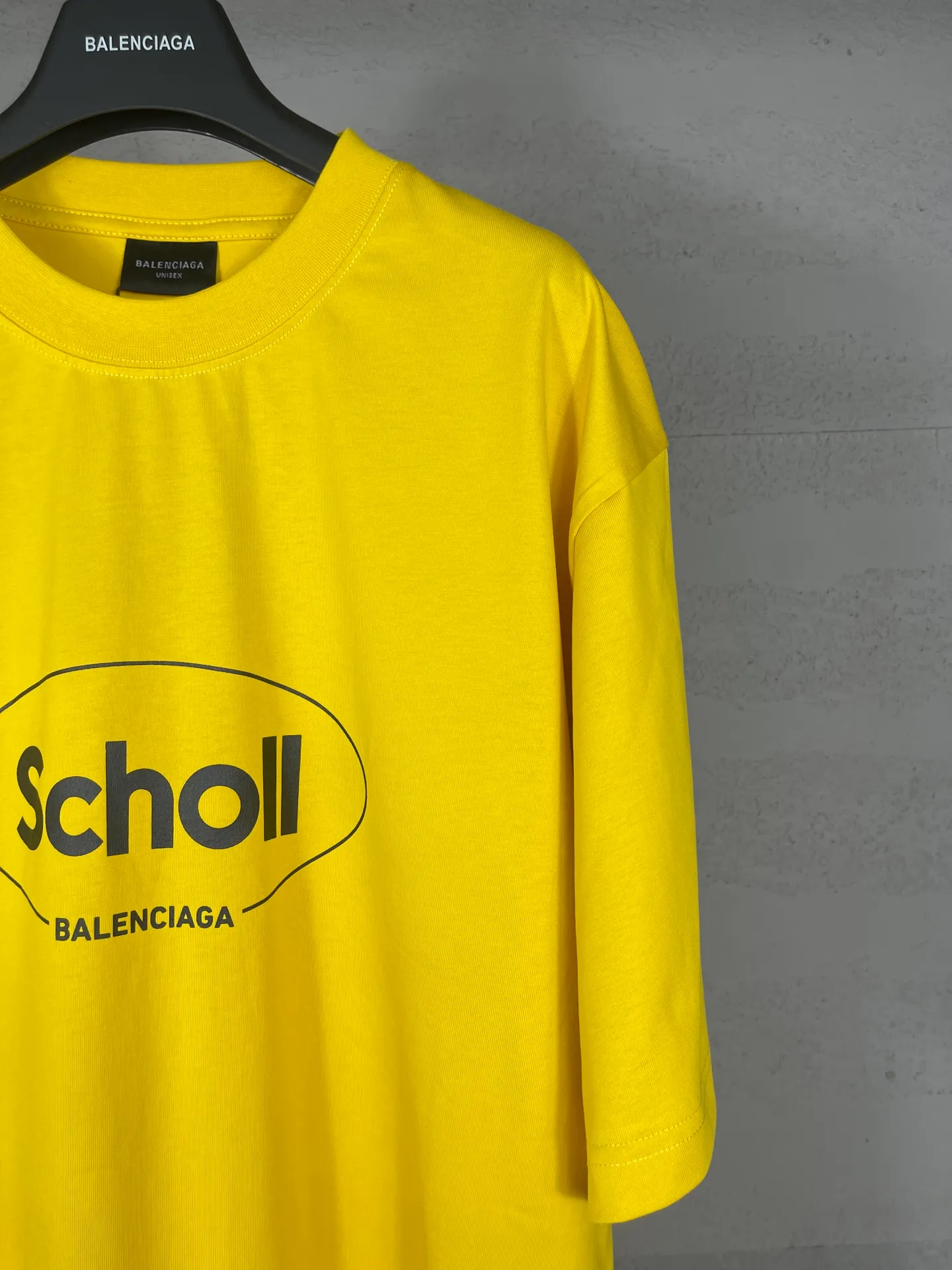 🅿️170 photos [Top version. Official website quality] BALENCI*GA/Paris. SS25 latest model, Paris co-branded Scholl printed short-sleeved T-shirt. Brick cabinet synchronization. Genuine product developed at the first time, welcome to compare! The fabric is made of Paris ZP custom-woven and dyed cotton double yarn. Weighing 260 grams, the cloth surface is clean. The cloth pattern is clear, soft and comfortable. The threads are dyed with no color difference. The printing uses environmentally friendly imported rubber paddles. The letters are clear and the effect is three-dimensional. The version adopts OS loose shoulder design. Same style for men and women. Code: BL253688 Color: black, yellow Size: XS S M L