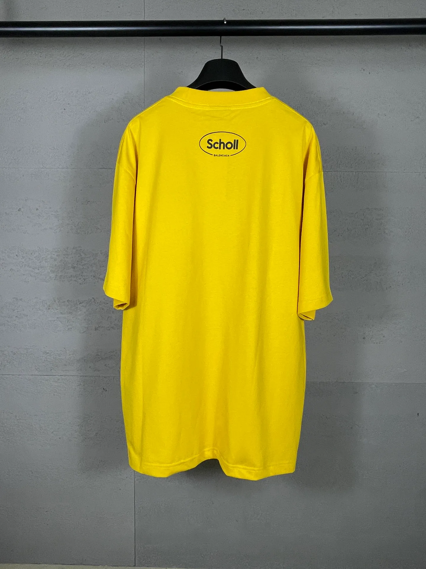 🅿️170 photos [Top version. Official website quality] BALENCI*GA/Paris. SS25 latest model, Paris co-branded Scholl printed short-sleeved T-shirt. Brick cabinet synchronization. Genuine product developed at the first time, welcome to compare! The fabric is made of Paris ZP custom-woven and dyed cotton double yarn. Weighing 260 grams, the cloth surface is clean. The cloth pattern is clear, soft and comfortable. The threads are dyed with no color difference. The printing uses environmentally friendly imported rubber paddles. The letters are clear and the effect is three-dimensional. The version adopts OS loose shoulder design. Same style for men and women. Code: BL253688 Color: black, yellow Size: XS S M L