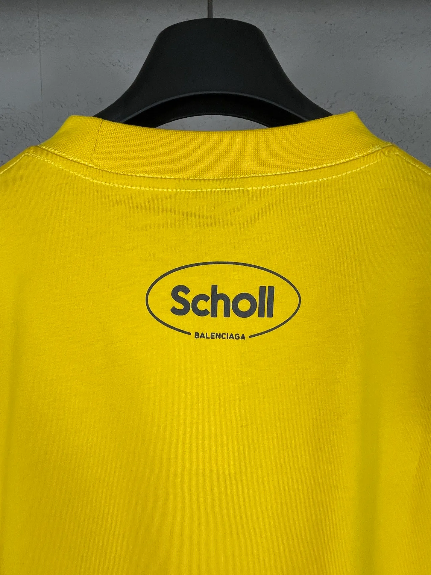 🅿️170 photos [Top version. Official website quality] BALENCI*GA/Paris. SS25 latest model, Paris co-branded Scholl printed short-sleeved T-shirt. Brick cabinet synchronization. Genuine product developed at the first time, welcome to compare! The fabric is made of Paris ZP custom-woven and dyed cotton double yarn. Weighing 260 grams, the cloth surface is clean. The cloth pattern is clear, soft and comfortable. The threads are dyed with no color difference. The printing uses environmentally friendly imported rubber paddles. The letters are clear and the effect is three-dimensional. The version adopts OS loose shoulder design. Same style for men and women. Code: BL253688 Color: black, yellow Size: XS S M L