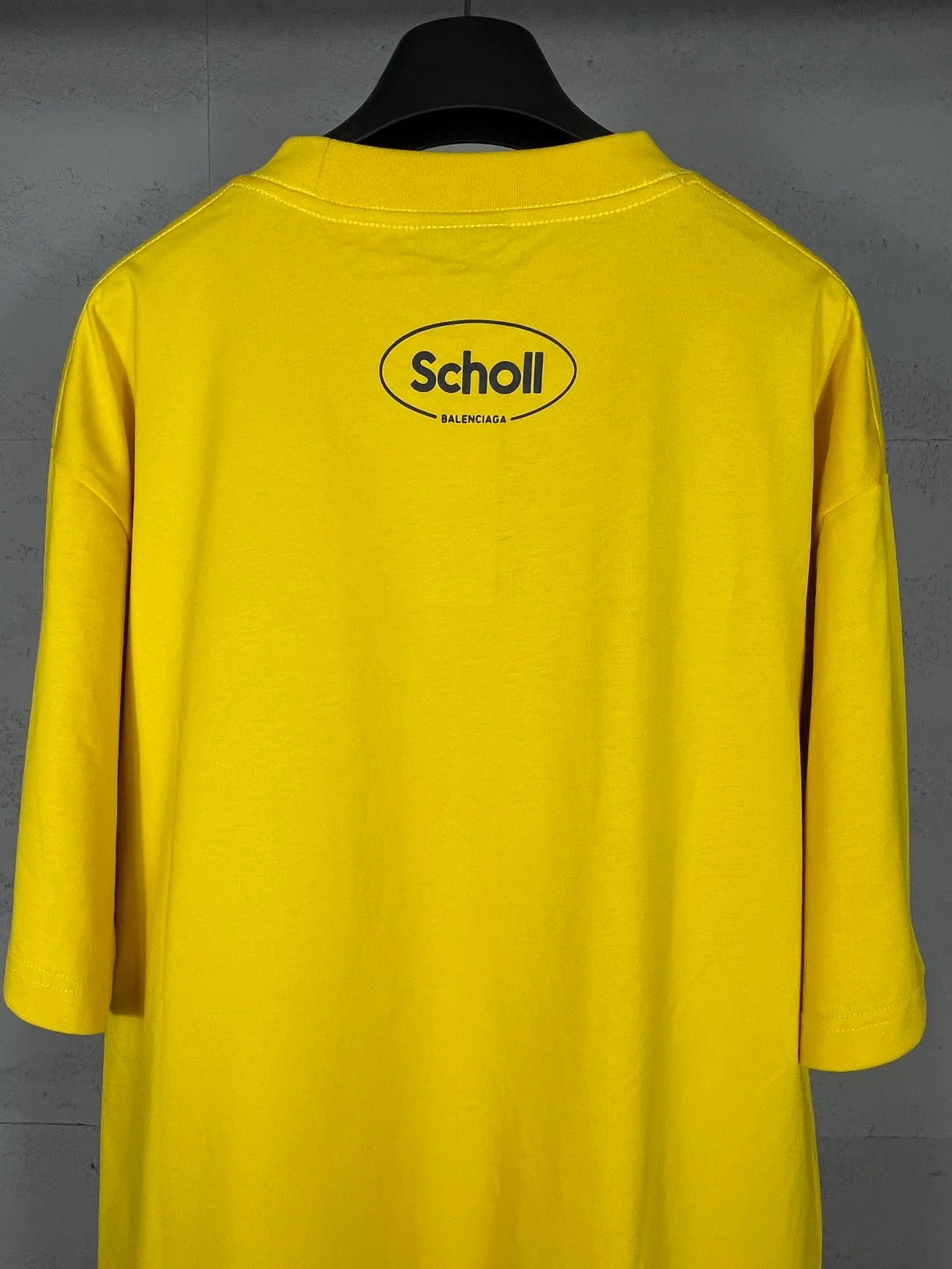 🅿️170 photos [Top version. Official website quality] BALENCI*GA/Paris. SS25 latest model, Paris co-branded Scholl printed short-sleeved T-shirt. Brick cabinet synchronization. Genuine product developed at the first time, welcome to compare! The fabric is made of Paris ZP custom-woven and dyed cotton double yarn. Weighing 260 grams, the cloth surface is clean. The cloth pattern is clear, soft and comfortable. The threads are dyed with no color difference. The printing uses environmentally friendly imported rubber paddles. The letters are clear and the effect is three-dimensional. The version adopts OS loose shoulder design. Same style for men and women. Code: BL253688 Color: black, yellow Size: XS S M L