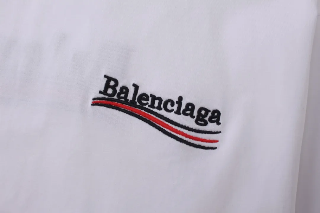 🅿️190 Real photos [Top version. Official website quality] BALENCI*GA/Paris#Classic.Coke embroidered long-sleeved T-shirt# The fabric is made of Paris ZP custom-woven and dyed cotton double yarn. Weighing 260 grams, the cloth surface is clean. The cloth pattern is clear, soft and comfortable. The threads are dyed with no color difference. The classic pattern embroidery uses an imported embroidery machine, and the embroidery thread color is embroidered according to the original color. It is produced according to the pictures in the Jubie market. The letters are clear. The three-dimensional effect is strong. The version adopts the OS loose shoulder version. The same style for men and women. Coding: BL225007 Color: black, white Size: XS S M L