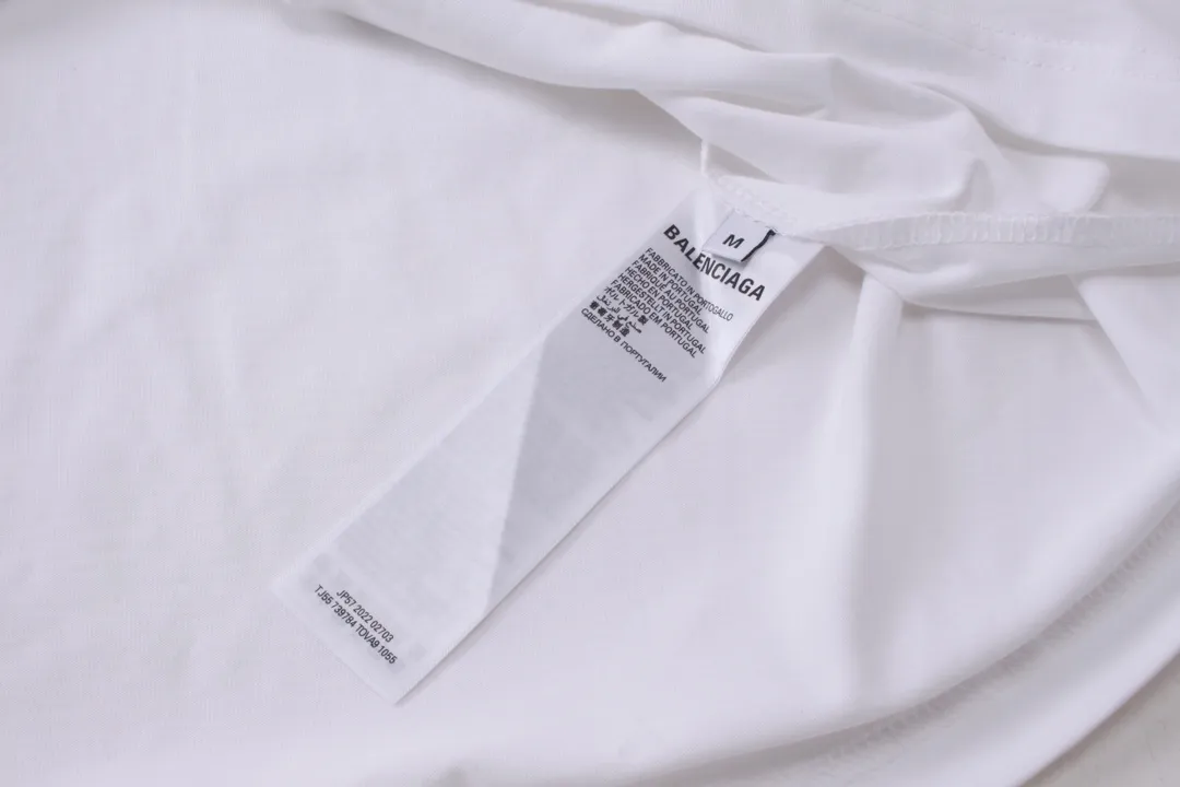 🅿️190 Real photos [Top version. Official website quality] BALENCI*GA/Paris#Classic.Coke embroidered long-sleeved T-shirt# The fabric is made of Paris ZP custom-woven and dyed cotton double yarn. Weighing 260 grams, the cloth surface is clean. The cloth pattern is clear, soft and comfortable. The threads are dyed with no color difference. The classic pattern embroidery uses an imported embroidery machine, and the embroidery thread color is embroidered according to the original color. It is produced according to the pictures in the Jubie market. The letters are clear. The three-dimensional effect is strong. The version adopts the OS loose shoulder version. The same style for men and women. Coding: BL225007 Color: black, white Size: XS S M L