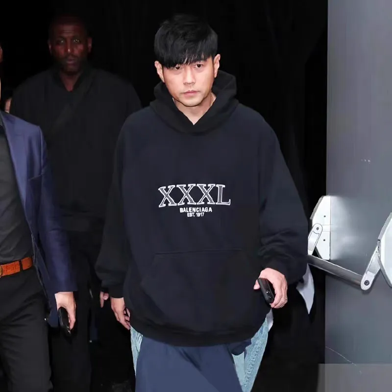 ♻️💯Upper body reference model picture❤️The top version of Balenciaga BALENCIAGA's new XXXL letter embroidery, the latest hooded sweatshirt for male and female couples stars - using imported Tajima 10w needle machine embroidery, high-density embroidered letter hemming technology, full details and no tails, clear letters and no connections‼ ️ - BLCG's latest fashion series, Jay Chou's same upper body, new styles are released every year. The washed black color is a new color this year. I didn't hesitate to buy it when I saw it. The upper body looks white. I love this color!  -Full set of 1:1 customized accessories + Sydney paper with logo + new version of handbags at the counter + three standard products for large products + original hangtag -The webbing on the back collar extends to the shoulder for reinforcement, and the stitches are dropped at the joint. Imported elliptical machine, imported glue technology, overall printing without teeth, 32s480g double yarn combed cotton fabric, the fabric is made of 480g Color: washed black Size: XS-L P:470