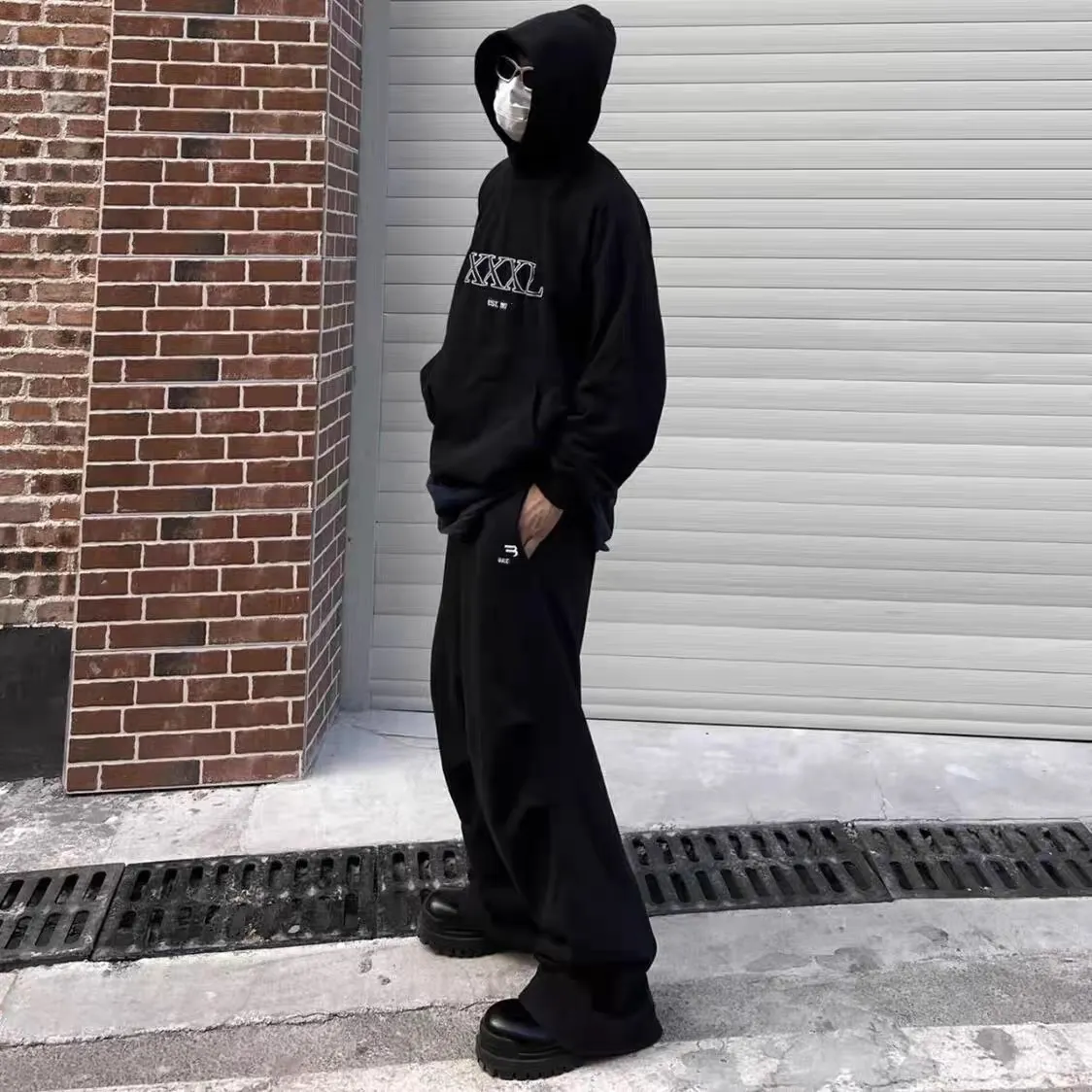 ♻️💯Upper body reference model picture❤️The top version of Balenciaga BALENCIAGA's new XXXL letter embroidery, the latest hooded sweatshirt for male and female couples stars - using imported Tajima 10w needle machine embroidery, high-density embroidered letter hemming technology, full details and no tails, clear letters and no connections‼ ️ - BLCG's latest fashion series, Jay Chou's same upper body, new styles are released every year. The washed black color is a new color this year. I didn't hesitate to buy it when I saw it. The upper body looks white. I love this color!  -Full set of 1:1 customized accessories + Sydney paper with logo + new version of handbags at the counter + three standard products for large products + original hangtag -The webbing on the back collar extends to the shoulder for reinforcement, and the stitches are dropped at the joint. Imported elliptical machine, imported glue technology, overall printing without teeth, 32s480g double yarn combed cotton fabric, the fabric is made of 480g Color: washed black Size: XS-L P:470