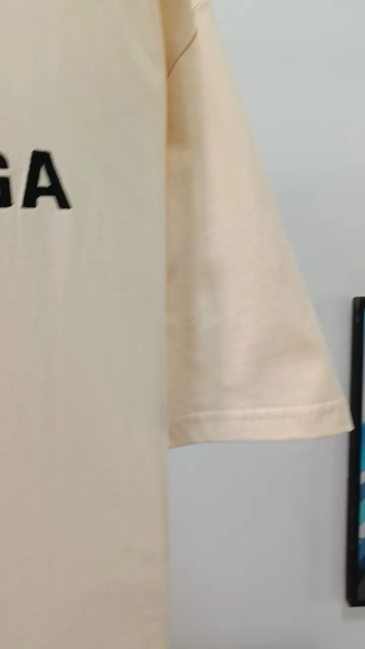 Real shot video on the back————The top tested version of BALENCIAGA with large LOGO basic letters on the back, pure cotton, loose, same style, high-end short-sleeved T-shirt for male and female couples. The god of simplicity in Paris, a volume sought after by many stars. Lisa’s favorite basic short-sleeved Paris style, which has a very high appearance rate. Wear alone, paired with jeans, shorts, and sweatpants, it's a versatile style. Xiaohongshu, a hot item on INS, a must-have for Paris fans. The logo slogan on the back is made of Tajima embroidery technology. Please pay attention to the importance of the version. Don't make a pattern based on the pictures. If you don't have the original version, you won't be able to make it look one to one like the original version. At most, you can just make a look. It's just a piece of clothing without a soul. The fabric is made of 24S 260g double yarn pure cotton fabric. The threads and fabric are custom woven and dyed in the same style, without color difference.  A complete set of customized tags, collar tags, washed, plastic bags, and most importantly, a complete set of bags, tag codes, and codes are all authentic.  Color: White Black Royal Blue Apricot Floral Gray Pink Beige Chinese Red Deep Sea Blue Purple Size: XS-L P:250