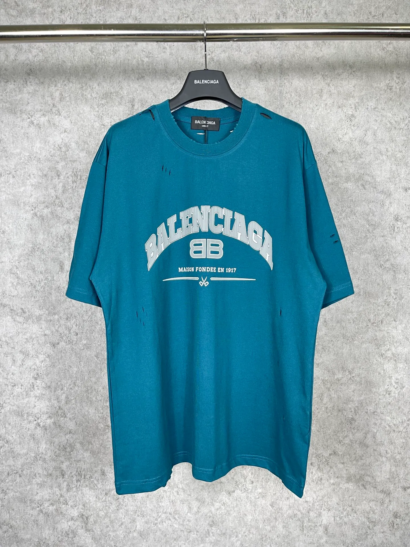 🅿️176 Actual pictures [Top version. Official website quality] BALENCI*GA/Paris. BB scissors LOGO printed ready-to-wear washed and distressed short-sleeved T-shirt. Brick cabinet synchronization. The fabric is made of Paris ZP custom-woven and dyed 100% cotton double yarn compact cotton. The weight is 260 grams, the cloth surface is clean. The cloth pattern is clear, soft and comfortable, and the thread is dyed with no color difference. The classic pattern is printed with environmentally friendly imported materials, straight cracks and cracked glue. Precision printing screen, the letters are clear and the effect is three-dimensional. Restored brick cabinet. The garments were washed and aged, and polished by many hands. Produced by super heavy craftsmanship, different market currencies, welcome to compare, the version adopts OS loose shoulder version. Same style for men and women. Code: BL223012 Color: washed black, lake blue, off-white, red Size: XS to L