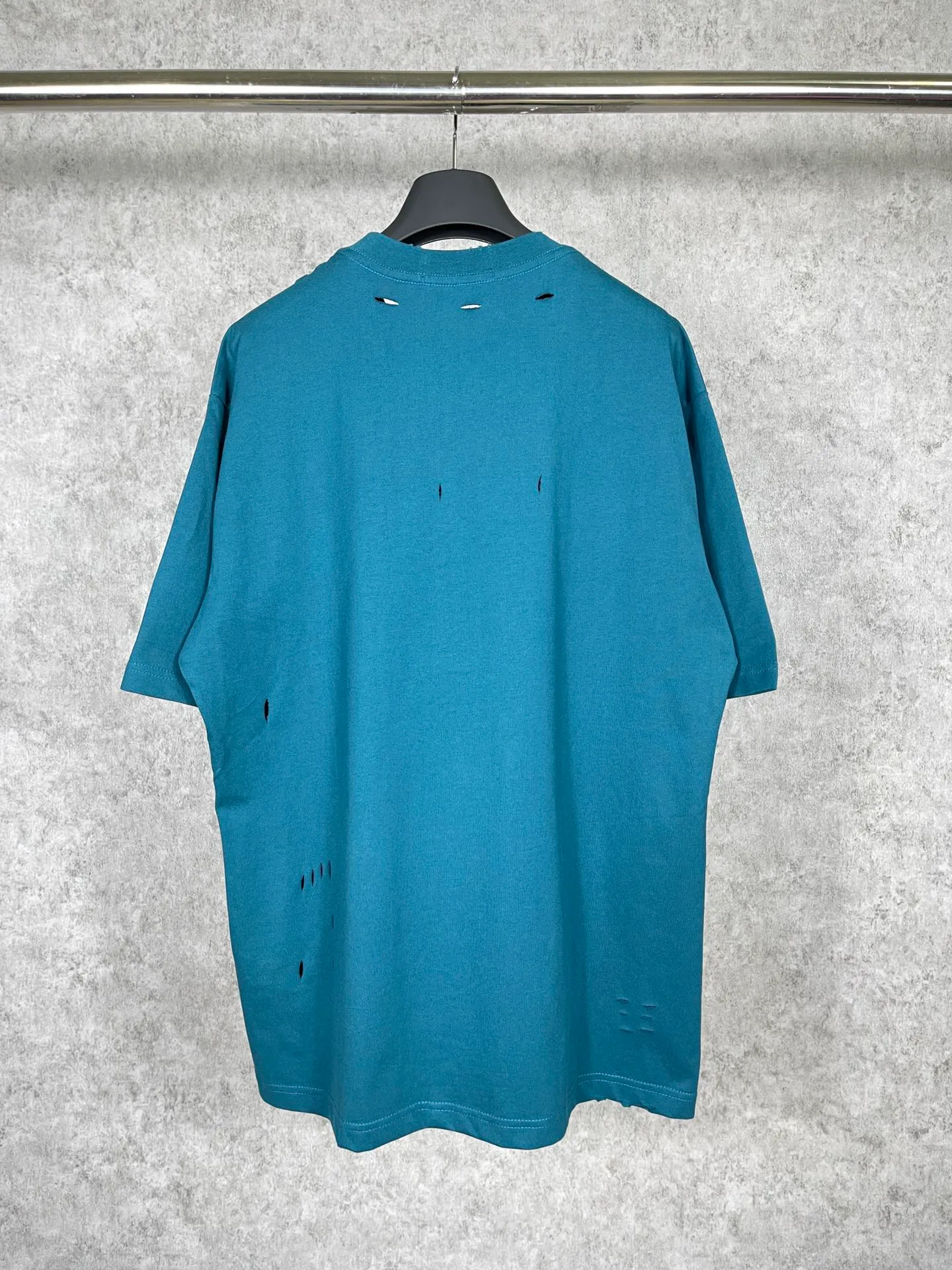 🅿️176 Actual pictures [Top version. Official website quality] BALENCI*GA/Paris. BB scissors LOGO printed ready-to-wear washed and distressed short-sleeved T-shirt. Brick cabinet synchronization. The fabric is made of Paris ZP custom-woven and dyed 100% cotton double yarn compact cotton. The weight is 260 grams, the cloth surface is clean. The cloth pattern is clear, soft and comfortable, and the thread is dyed with no color difference. The classic pattern is printed with environmentally friendly imported materials, straight cracks and cracked glue. Precision printing screen, the letters are clear and the effect is three-dimensional. Restored brick cabinet. The garments were washed and aged, and polished by many hands. Produced by super heavy craftsmanship, different market currencies, welcome to compare, the version adopts OS loose shoulder version. Same style for men and women. Code: BL223012 Color: washed black, lake blue, off-white, red Size: XS to L