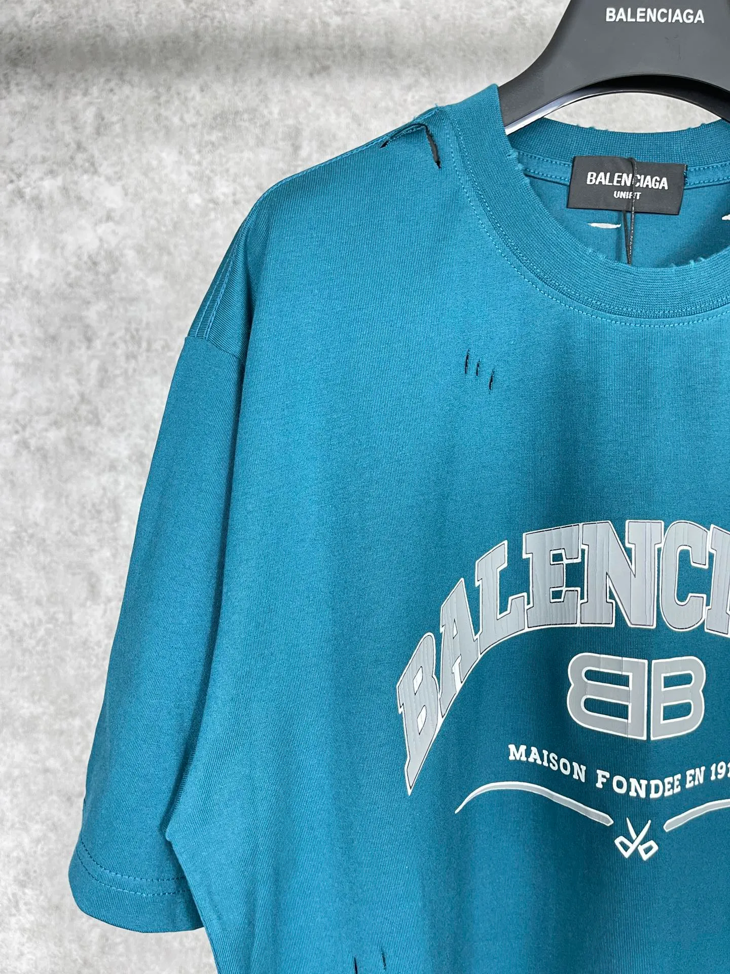 🅿️176 Actual pictures [Top version. Official website quality] BALENCI*GA/Paris. BB scissors LOGO printed ready-to-wear washed and distressed short-sleeved T-shirt. Brick cabinet synchronization. The fabric is made of Paris ZP custom-woven and dyed 100% cotton double yarn compact cotton. The weight is 260 grams, the cloth surface is clean. The cloth pattern is clear, soft and comfortable, and the thread is dyed with no color difference. The classic pattern is printed with environmentally friendly imported materials, straight cracks and cracked glue. Precision printing screen, the letters are clear and the effect is three-dimensional. Restored brick cabinet. The garments were washed and aged, and polished by many hands. Produced by super heavy craftsmanship, different market currencies, welcome to compare, the version adopts OS loose shoulder version. Same style for men and women. Code: BL223012 Color: washed black, lake blue, off-white, red Size: XS to L